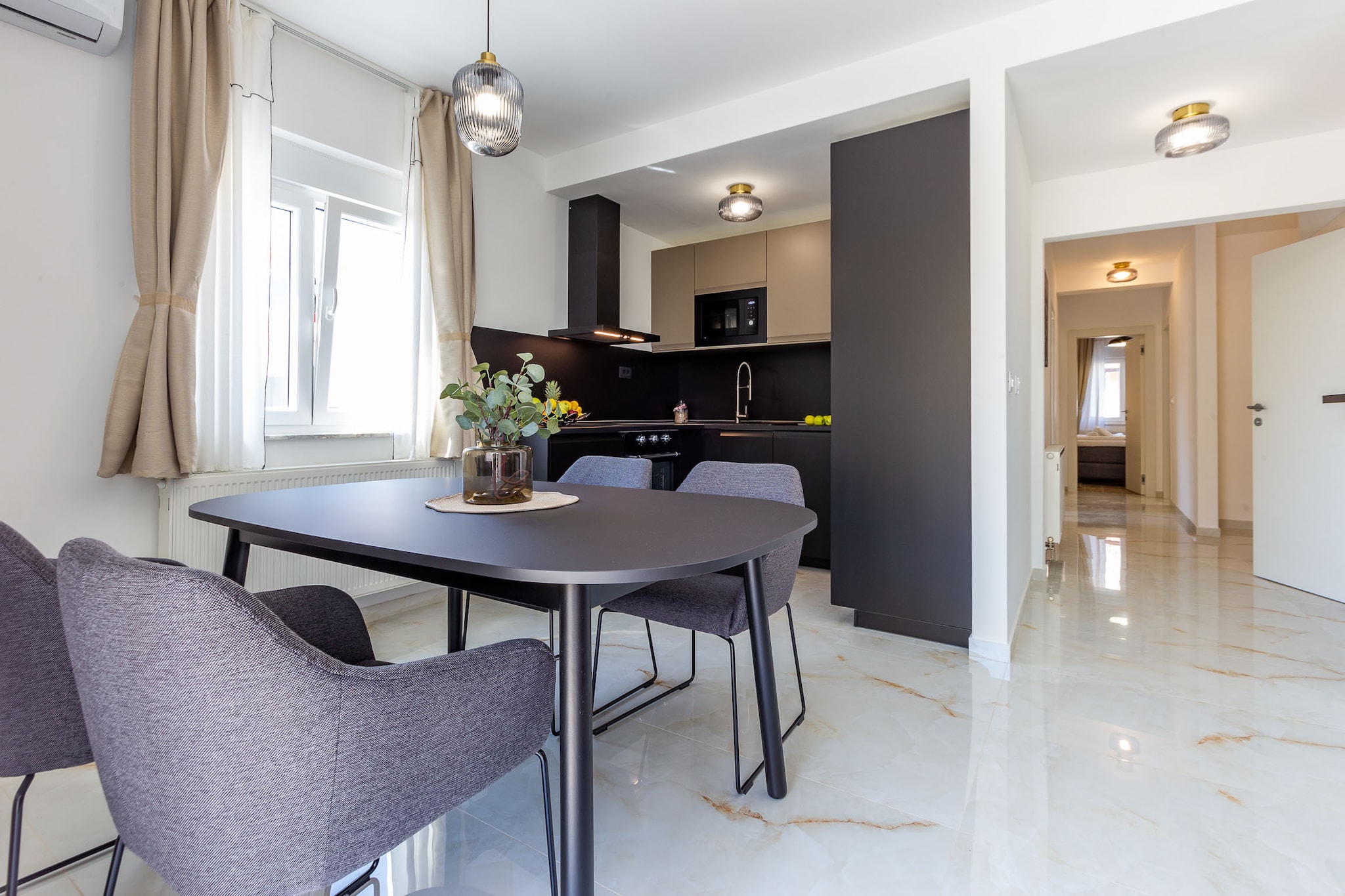 Exquisite Prestige Luxury Apartments with Shared Pool - Classic Two Bedroom Apartment with Balcony  (owner 4)-Esszimmer