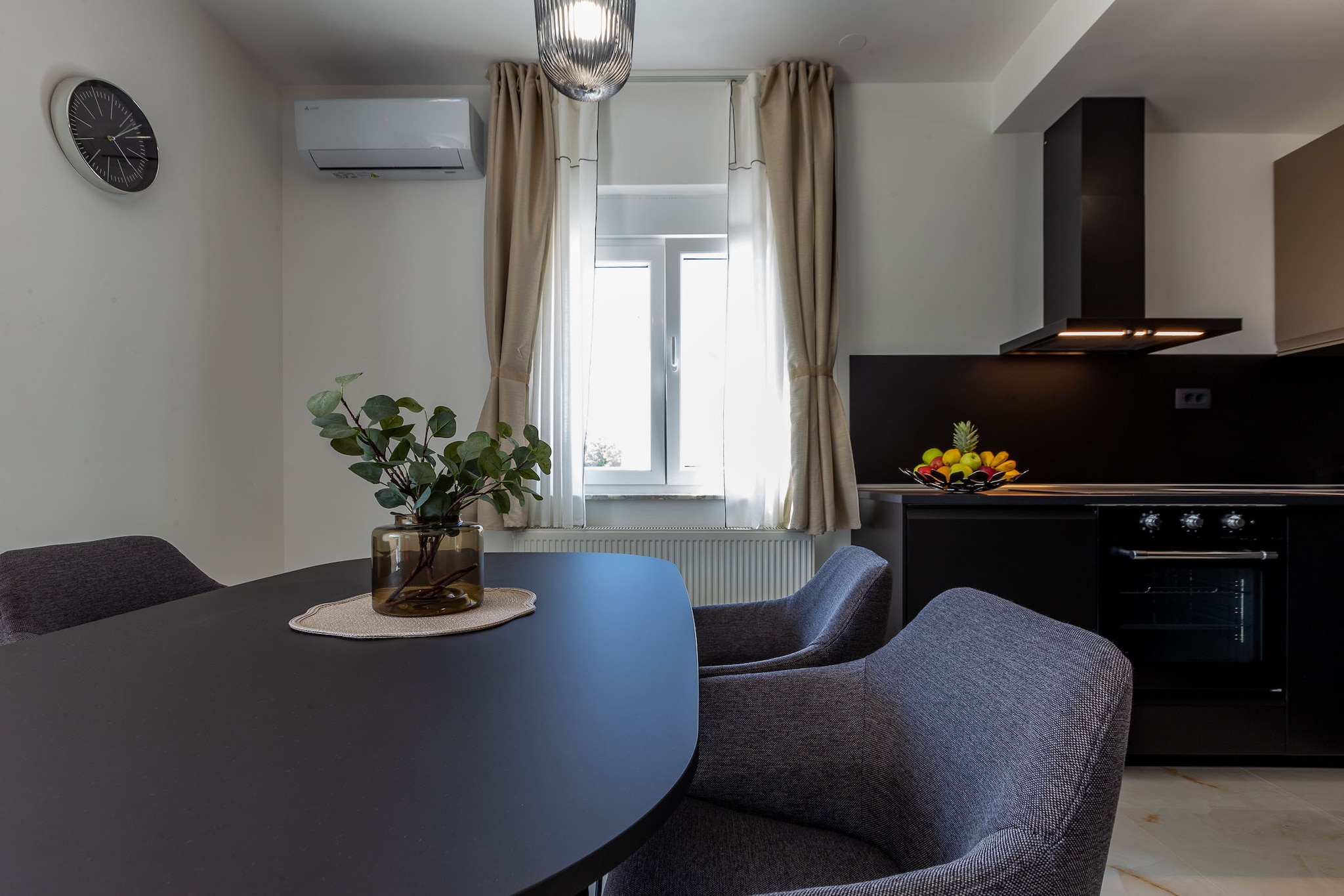 Exquisite Prestige Luxury Apartments with Shared Pool - Classic Two Bedroom Apartment with Balcony  (owner 4)-Esszimmer