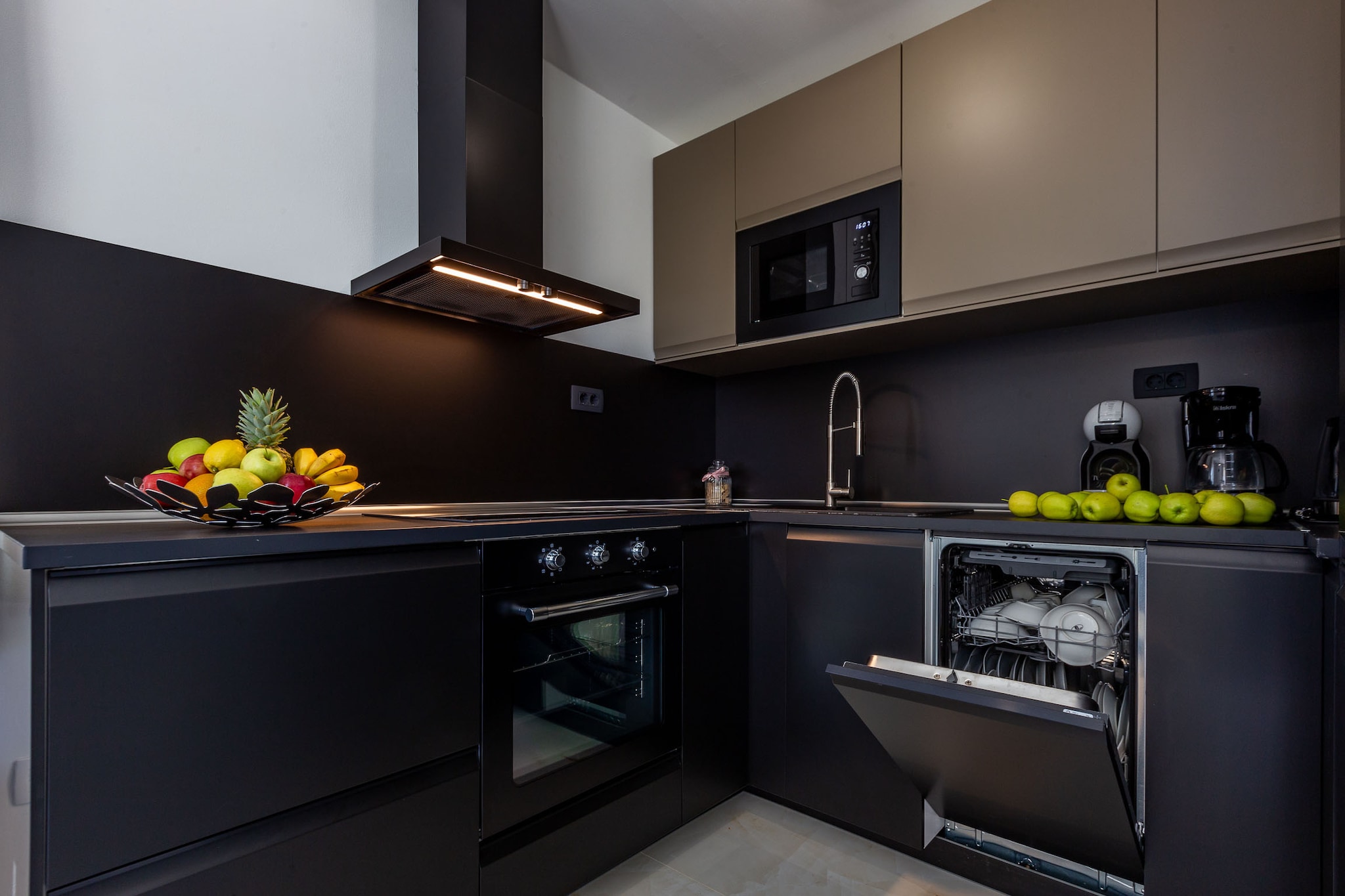 Exquisite Prestige Luxury Apartments with Shared Pool - Classic Two Bedroom Apartment with Balcony  (owner 4)-Küche