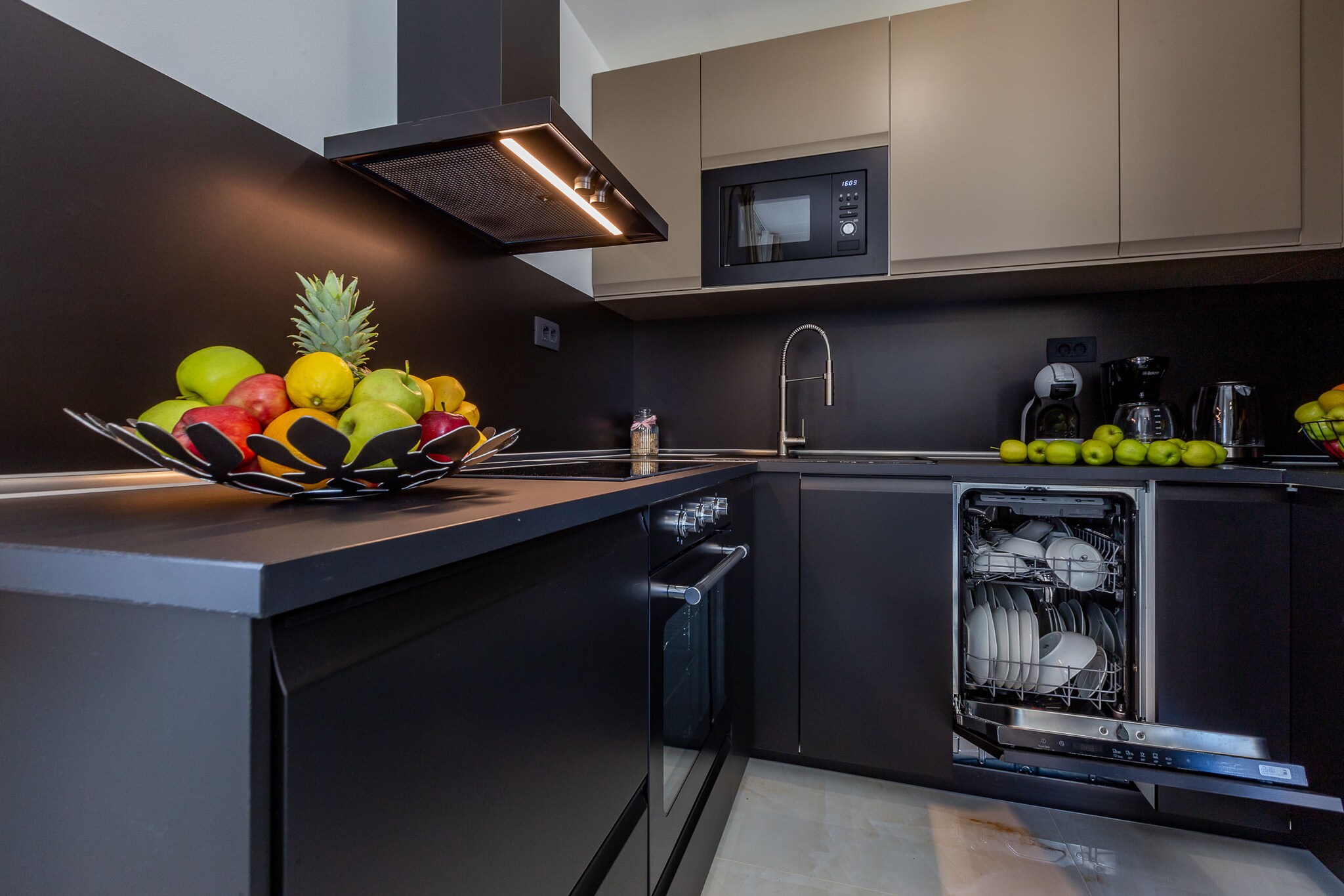 Exquisite Prestige Luxury Apartments with Shared Pool - Classic Two Bedroom Apartment with Balcony  (owner 4)-Küche