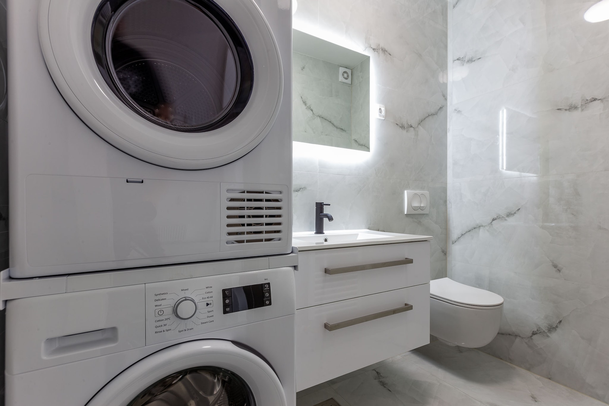 Exquisite Prestige Luxury Apartments with Shared Pool - Classic Two Bedroom Apartment with Balcony  (owner 4)-Badezimmer