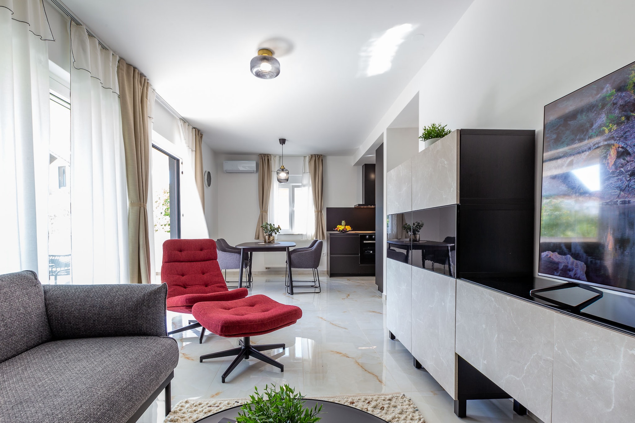 Exquisite Prestige Luxury Apartments with Shared Pool - Comfort Two Bedroom Apartment with Balcony (owner 6)-Wohnzimmer