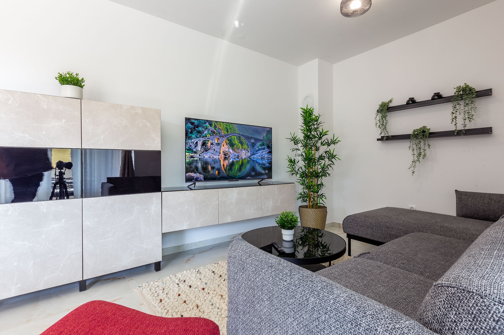 Exquisite Prestige Luxury Apartments with Shared Pool - Comfort Two Bedroom Apartment with Balcony (owner 6)-Wohnzimmer