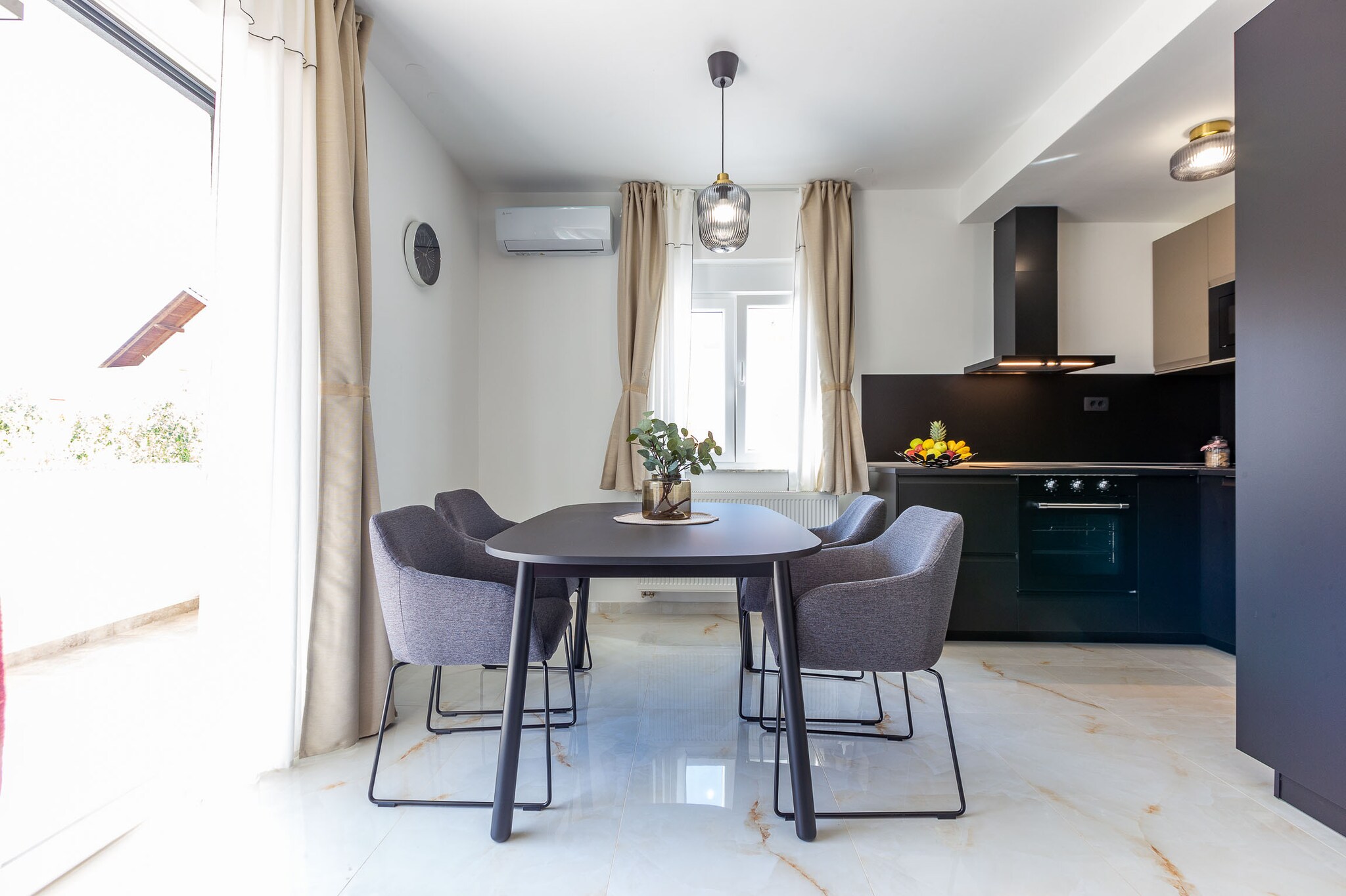 Exquisite Prestige Luxury Apartments with Shared Pool - Comfort Two Bedroom Apartment with Balcony (owner 6)-Esszimmer