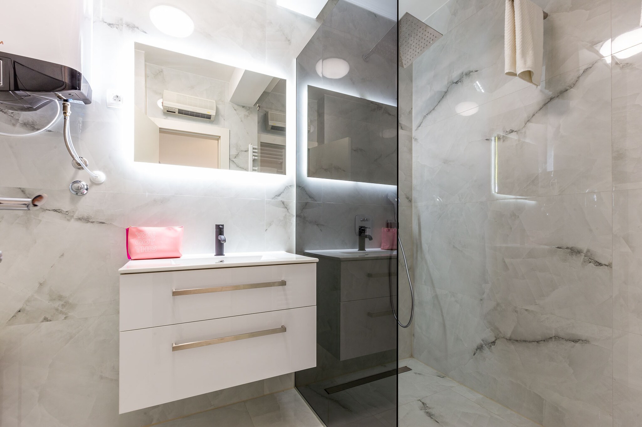 Exquisite Prestige Luxury Apartments with Shared Pool - Comfort Two Bedroom Apartment with Balcony (owner 6)-Badezimmer