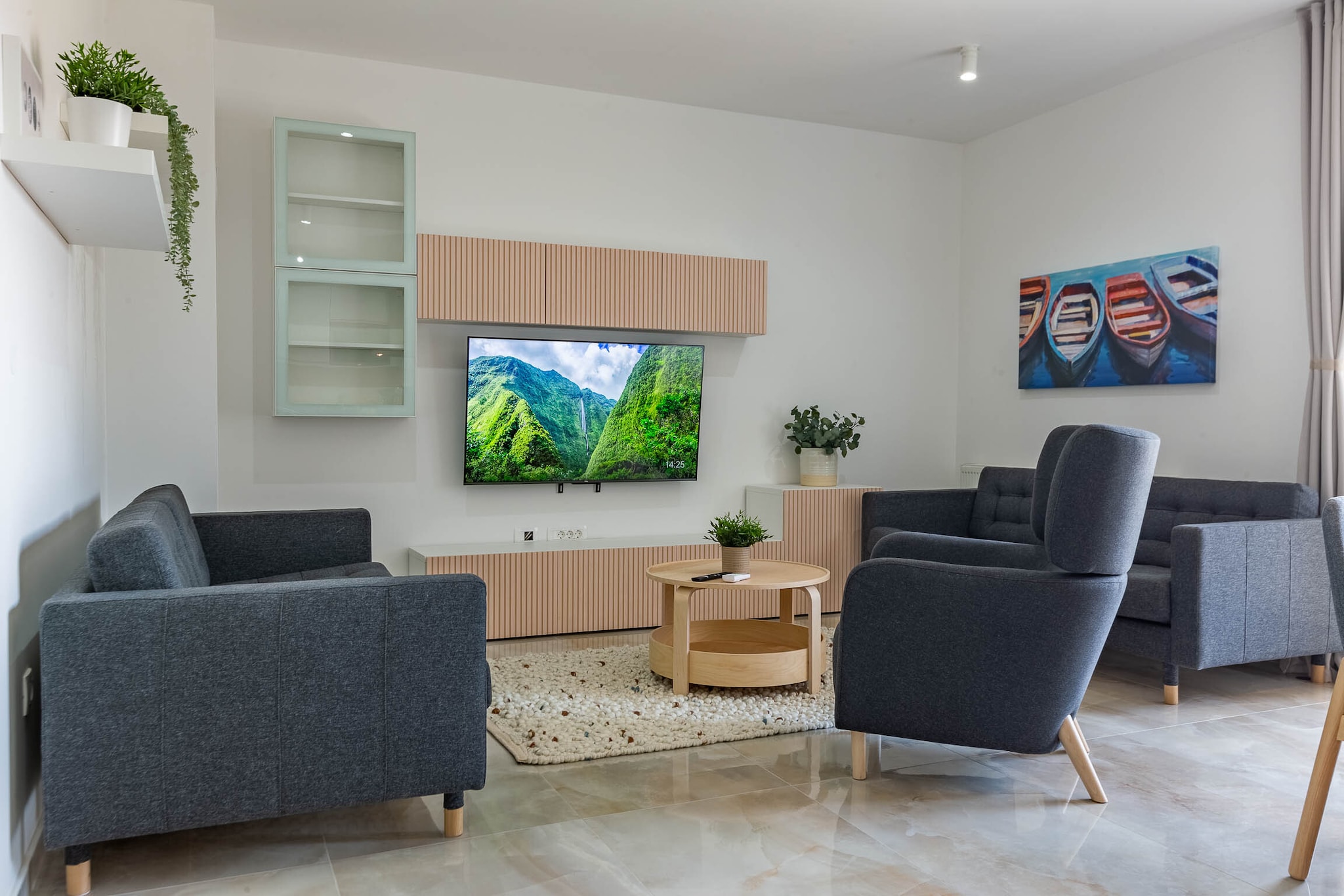 Exquisite Prestige Luxury Apartments with Shared Pool - Classic Three Bedroom Apartment with Balcony (owner 5)