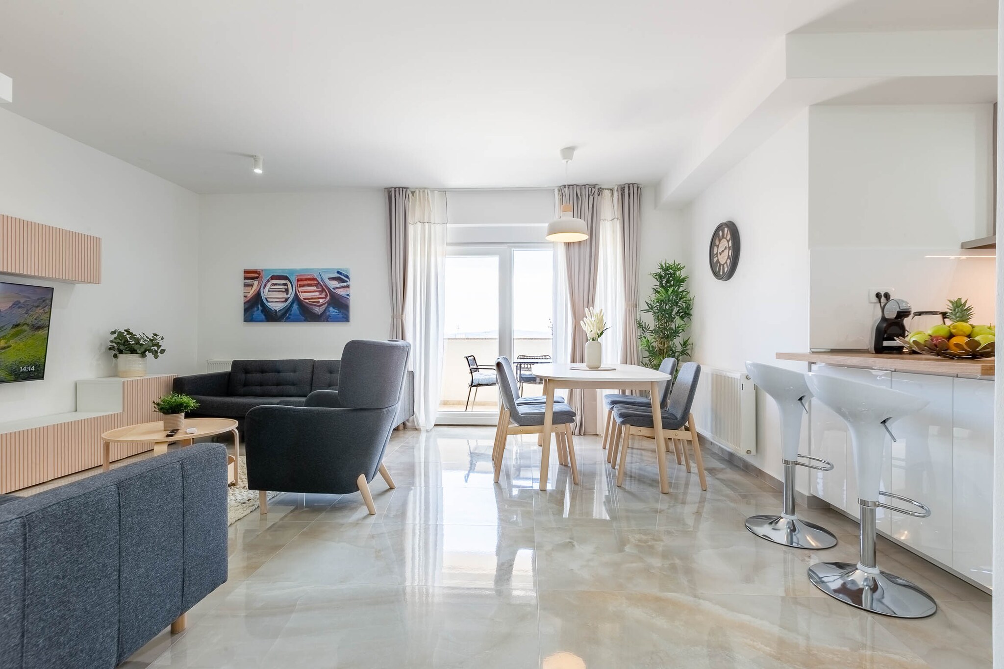 Exquisite Prestige Luxury Apartments with Shared Pool - Classic Three Bedroom Apartment with Balcony (owner 5)