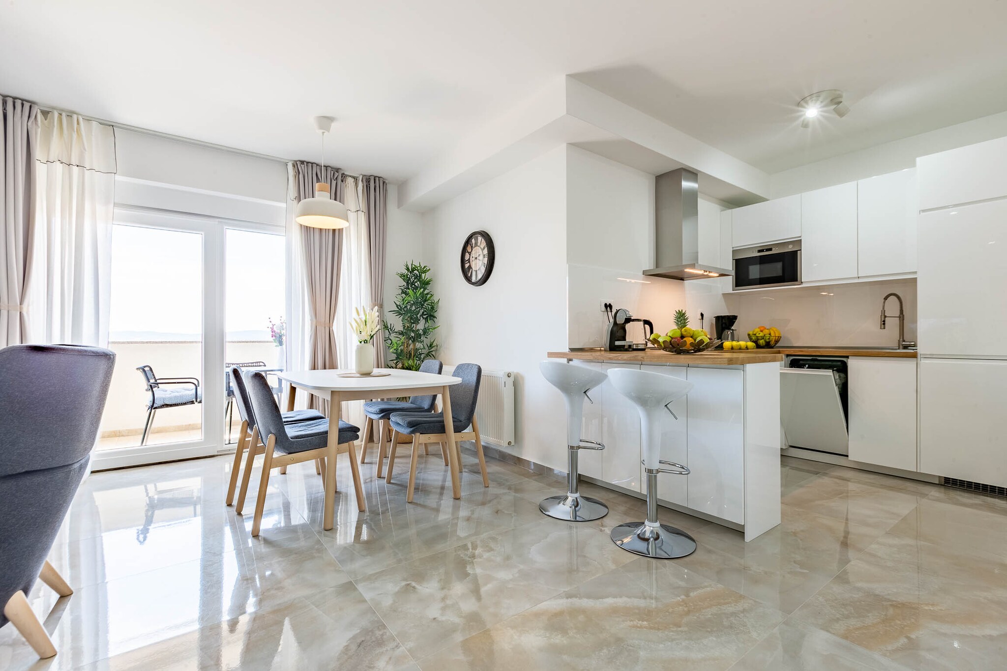 Exquisite Prestige Luxury Apartments with Shared Pool - Classic Three Bedroom Apartment with Balcony (owner 5)-Esszimmer