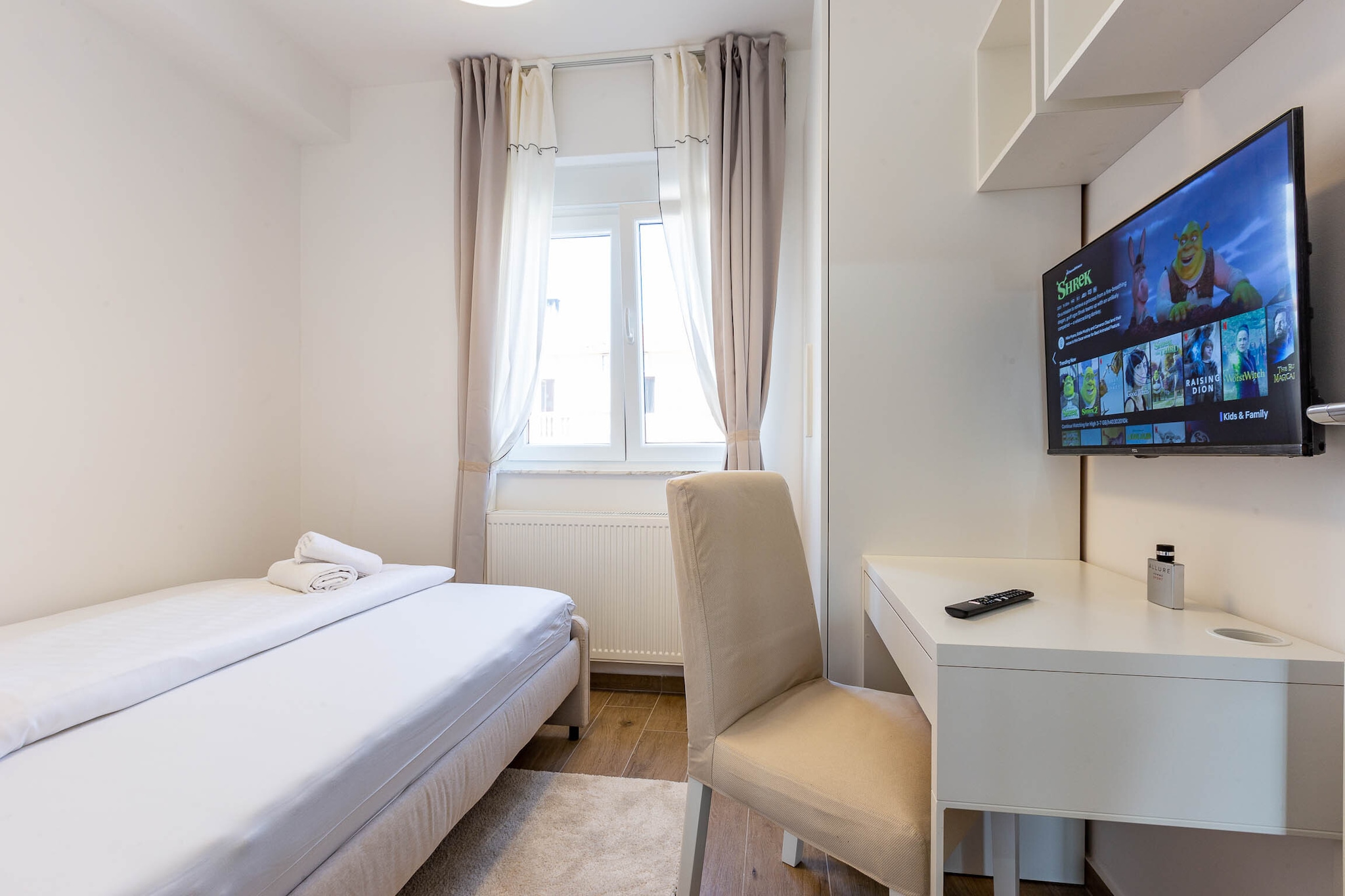 Exquisite Prestige Luxury Apartments with Shared Pool - Classic Three Bedroom Apartment with Balcony (owner 5)-Schlafzimmer