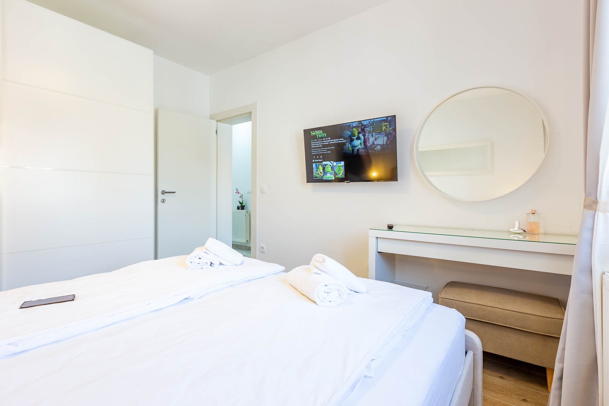 Exquisite Prestige Luxury Apartments with Shared Pool - Classic Three Bedroom Apartment with Balcony (owner 5)-Schlafzimmer