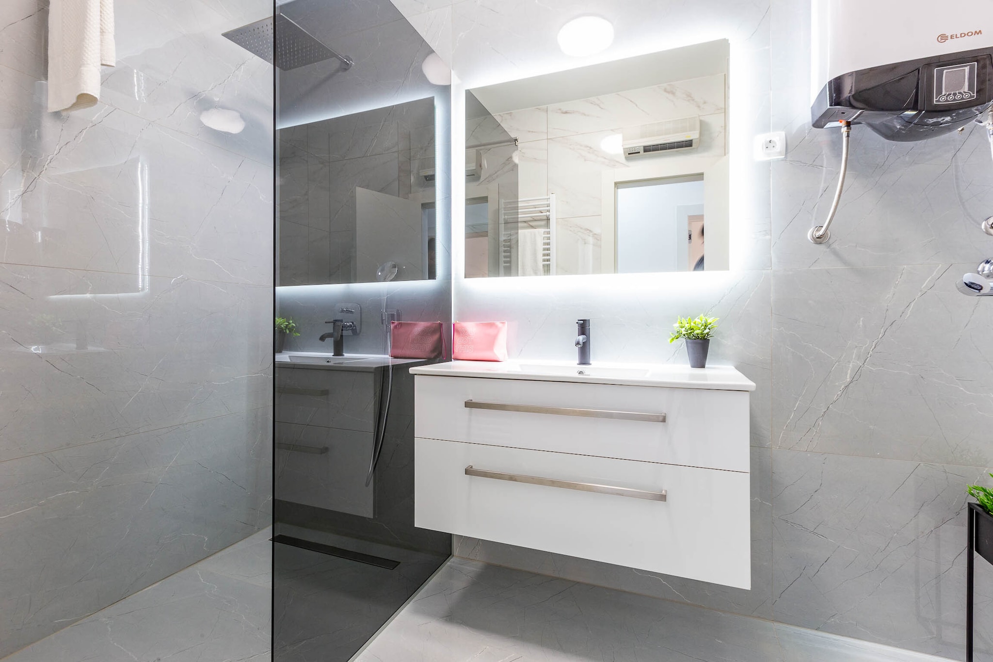 Exquisite Prestige Luxury Apartments with Shared Pool - Classic Three Bedroom Apartment with Balcony (owner 5)-Badezimmer