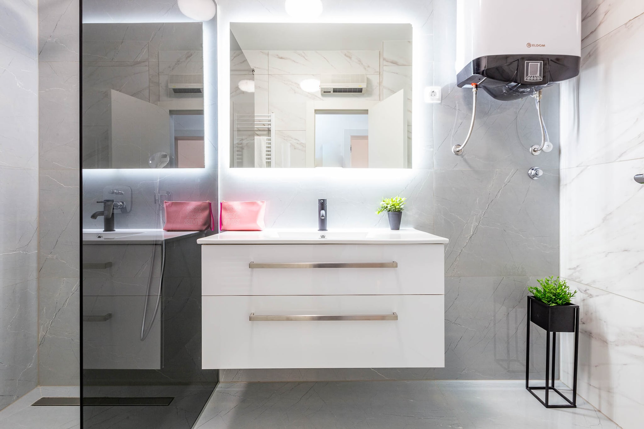 Exquisite Prestige Luxury Apartments with Shared Pool - Classic Three Bedroom Apartment with Balcony (owner 5)-Badezimmer