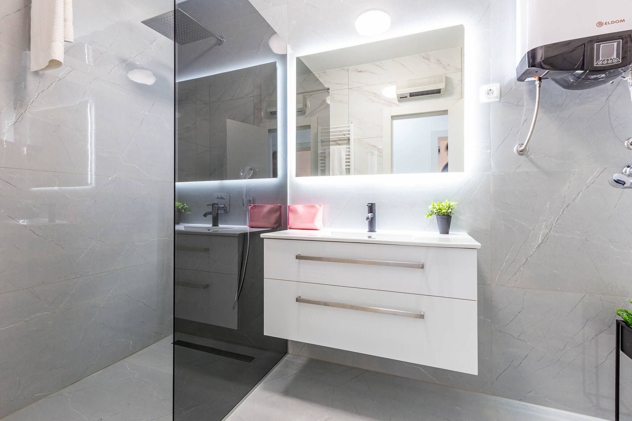Exquisite Prestige Luxury Apartments with Shared Pool - Comfort Three Bedroom Apartment with Balcony (owner 3)-Badezimmer