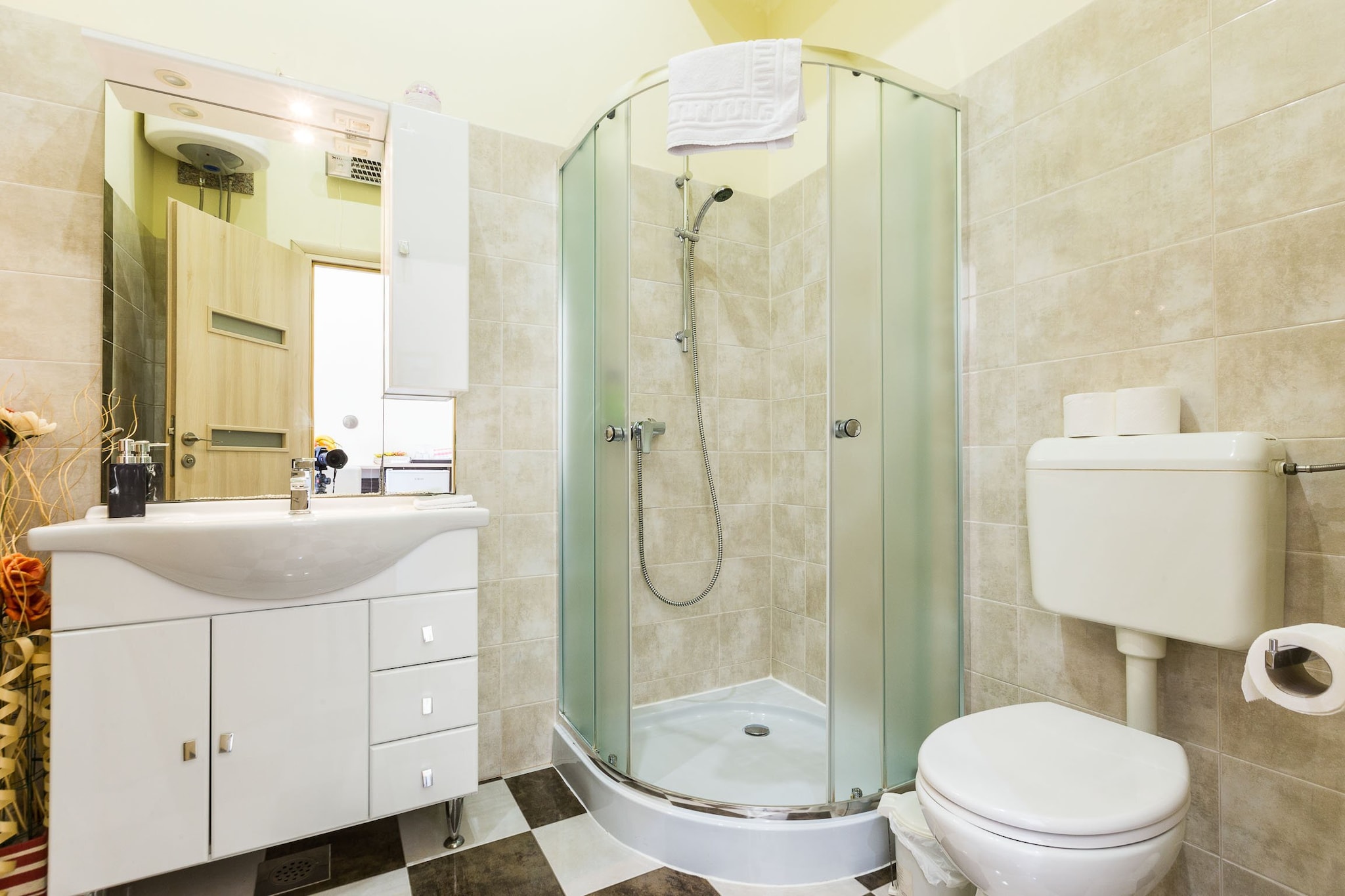 Charming and Historic Old Town Apartments - Double Room-Badkamer