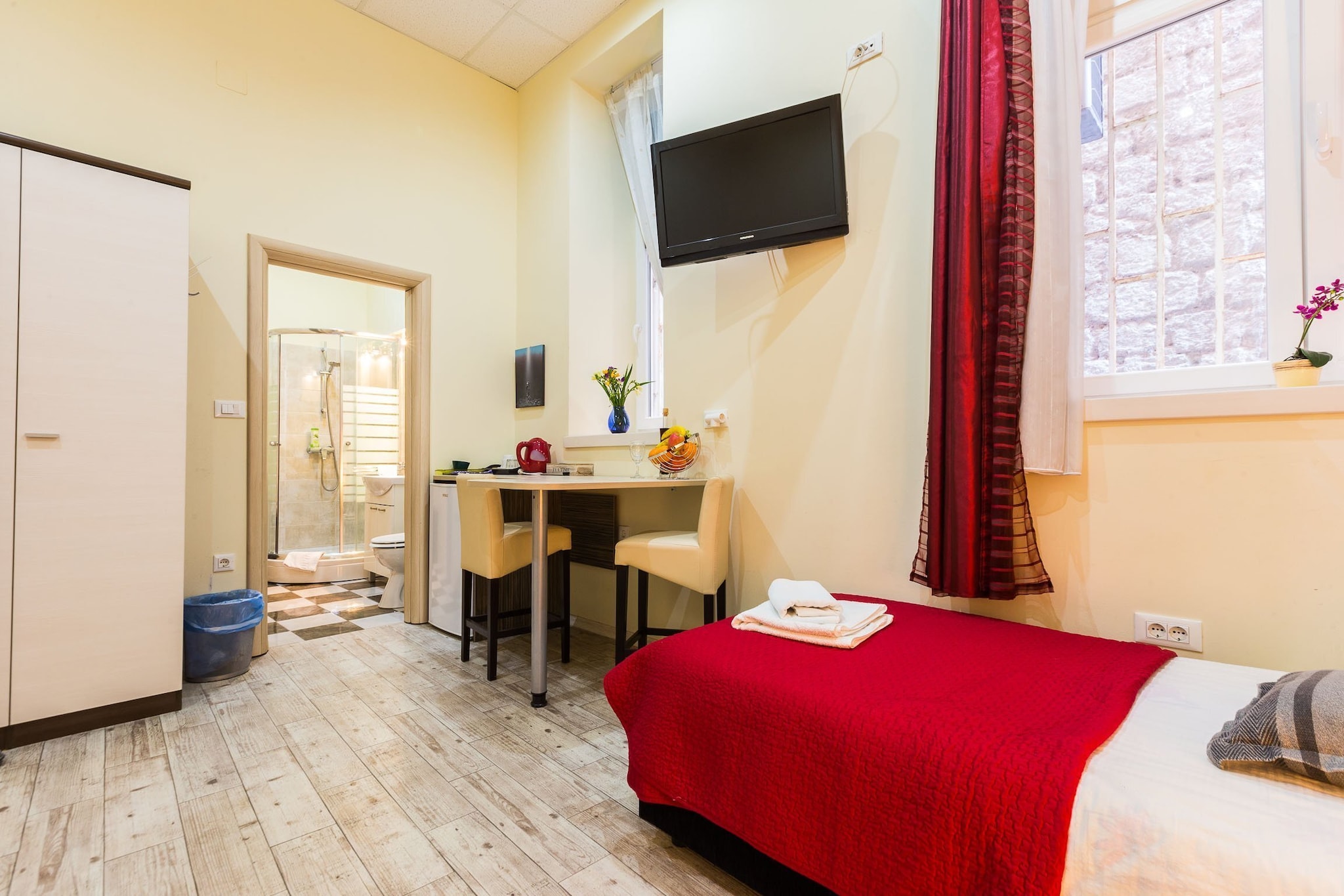 Charming and Historic Old Town Apartments - Twin Room