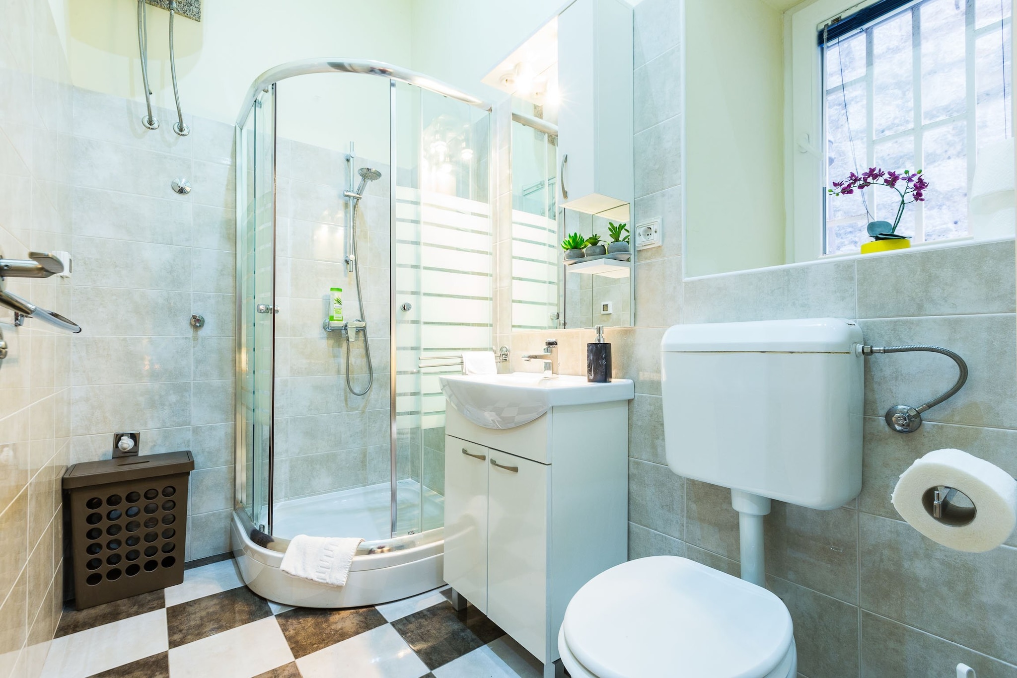 Charming and Historic Old Town Apartments - Twin Room-Badkamer