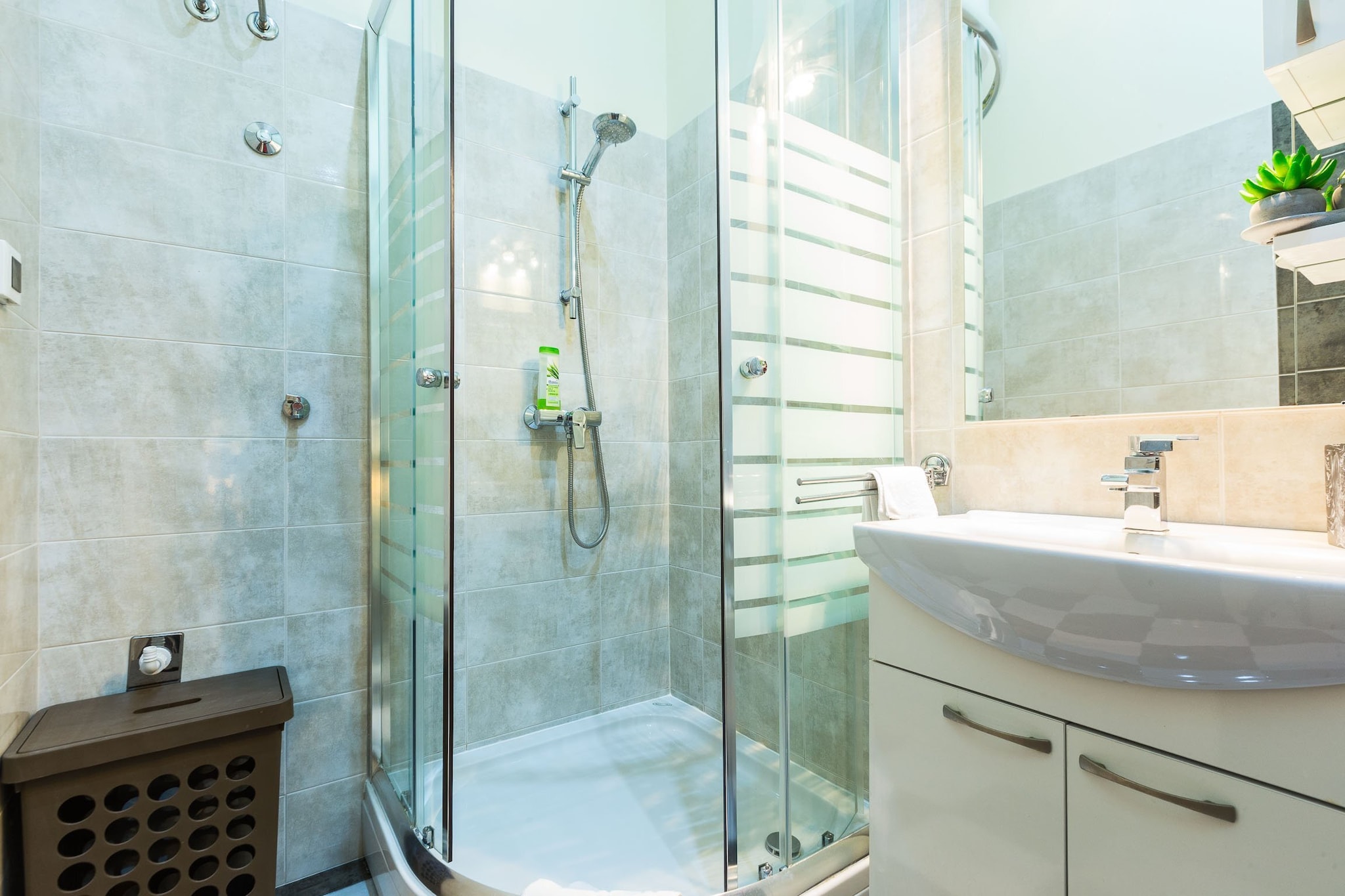Charming and Historic Old Town Apartments - Twin Room-Badkamer