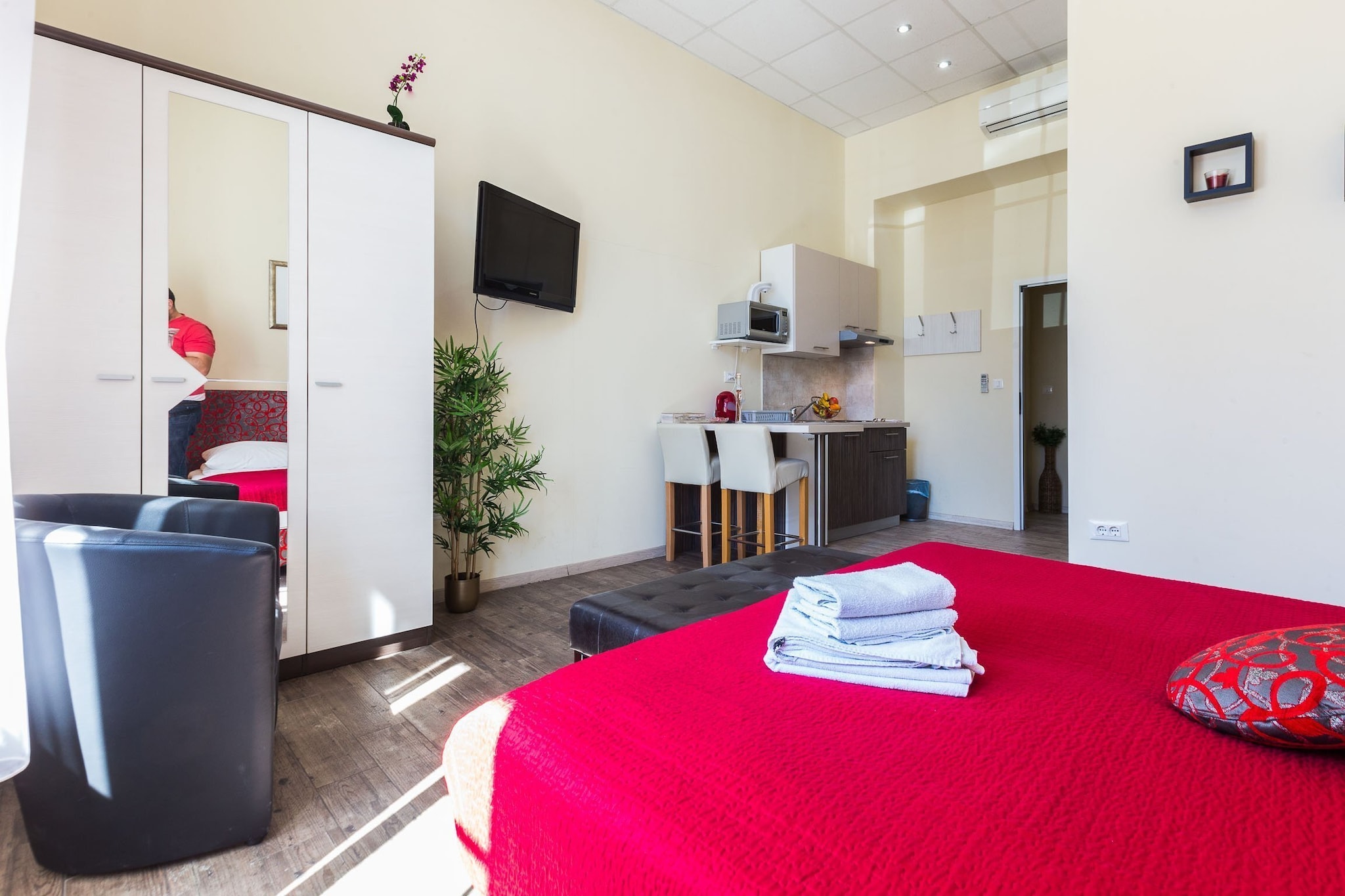 Charming and Historic Old Town Apartments - Studio Apartment-Schlafzimmer