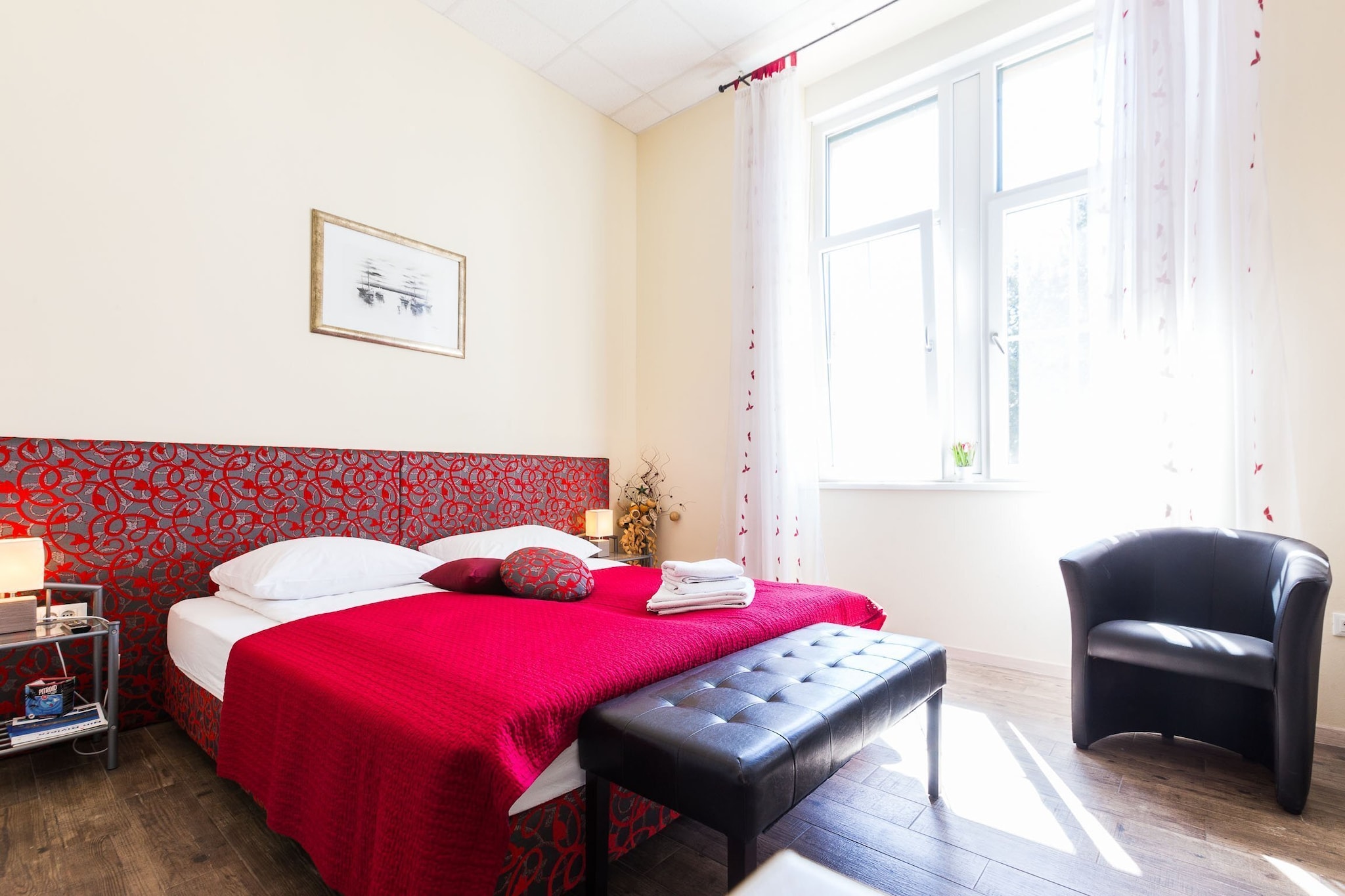 Charming and Historic Old Town Apartments - Studio Apartment-Schlafzimmer