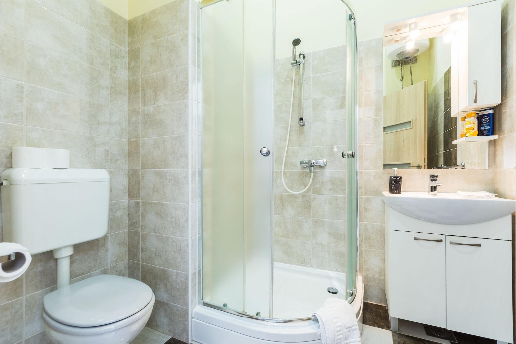 Charming and Historic Old Town Apartments - Studio Apartment-Badezimmer