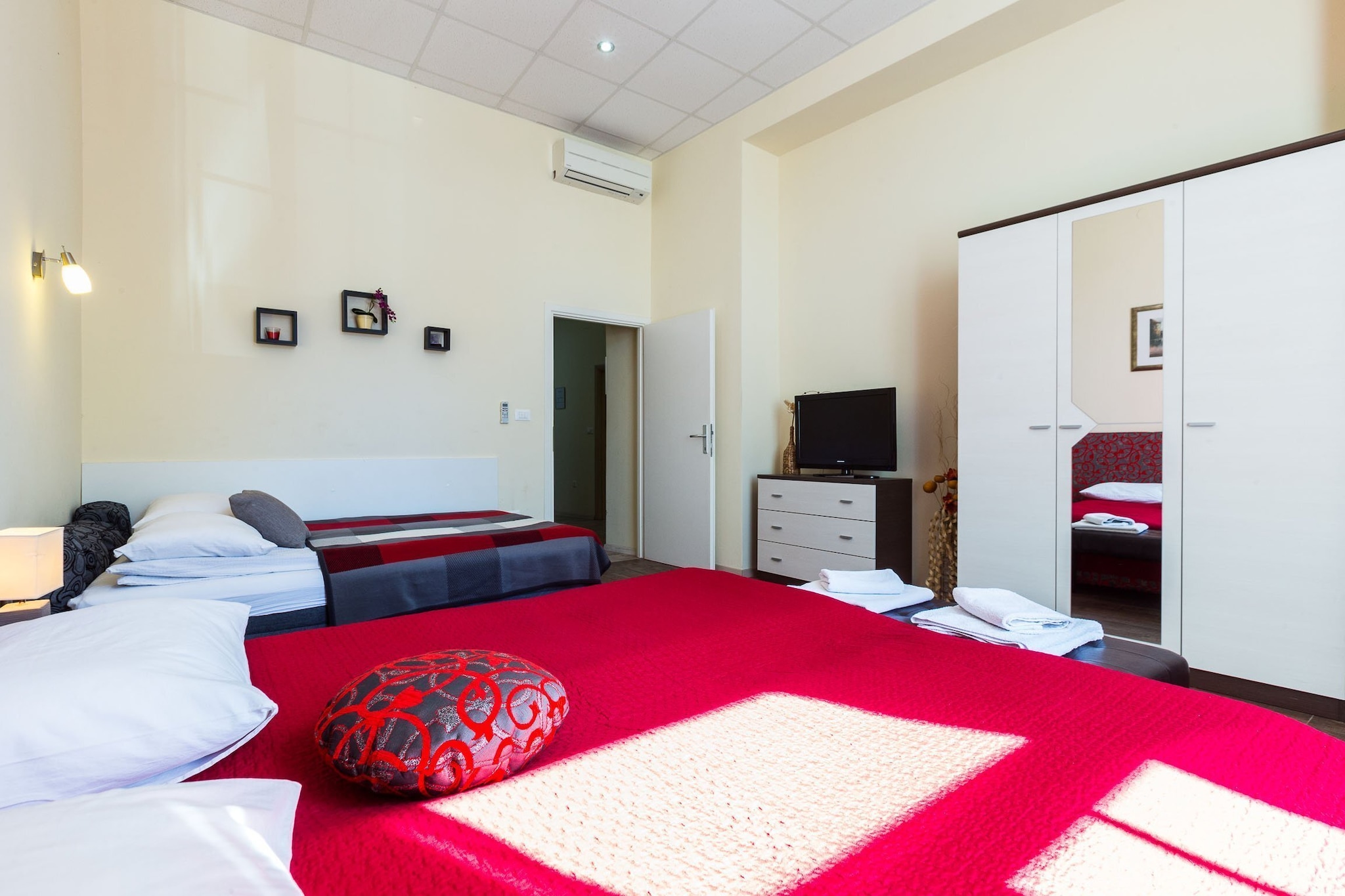 Charming and Historic Old Town Apartments - One Bedroom Apartment-Schlafzimmer