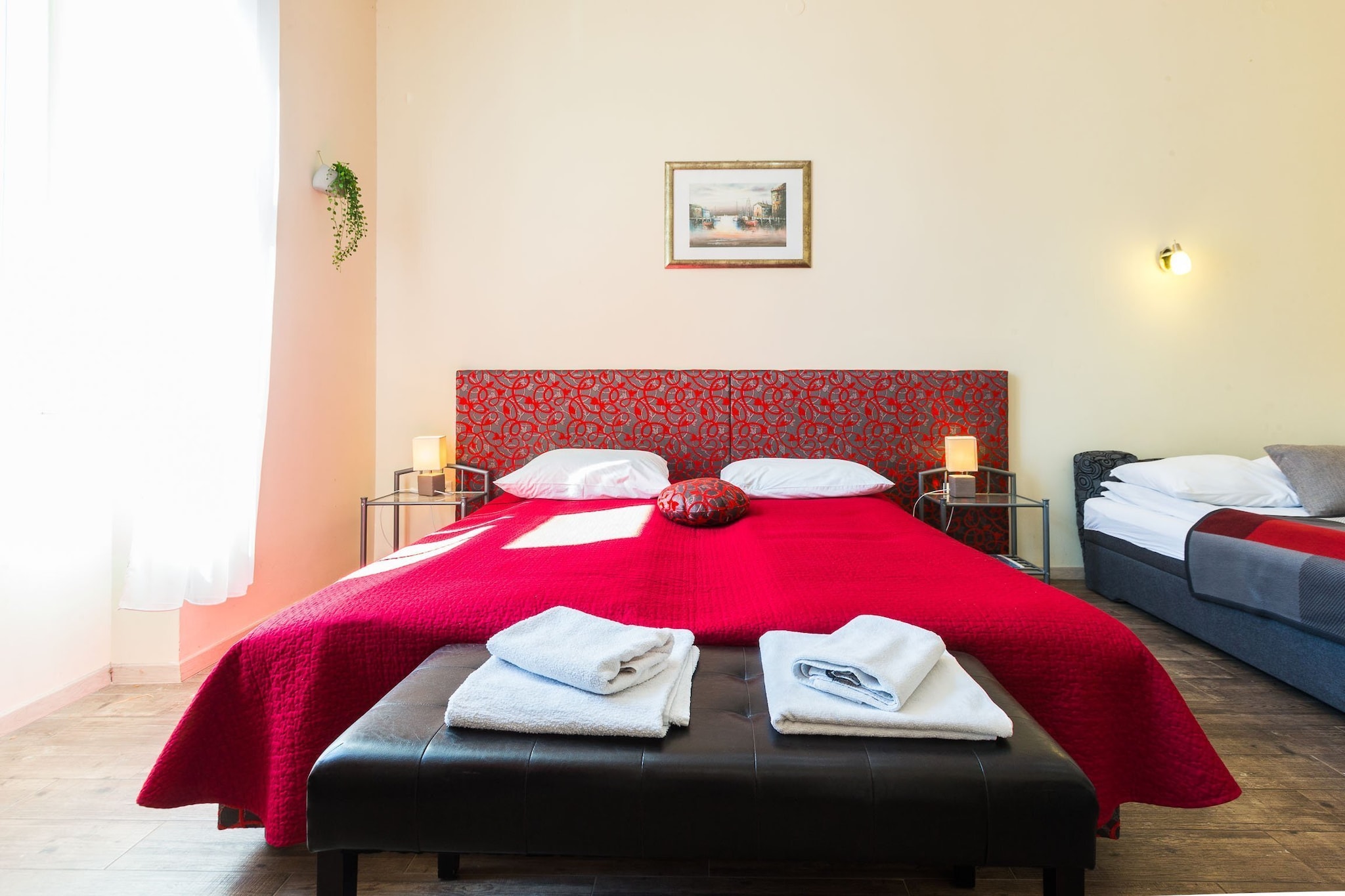 Charming and Historic Old Town Apartments - One Bedroom Apartment-Schlafzimmer