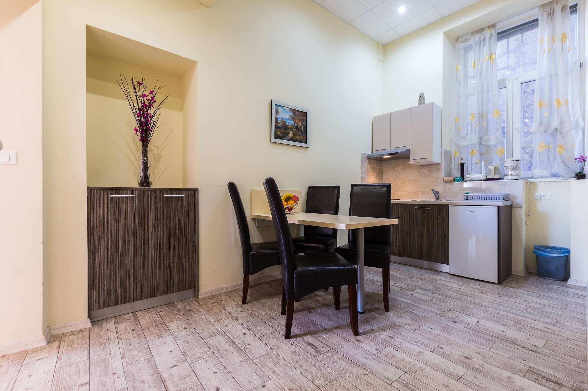 Charming and Historic Old Town Apartments - One Bedroom Apartment-Küche