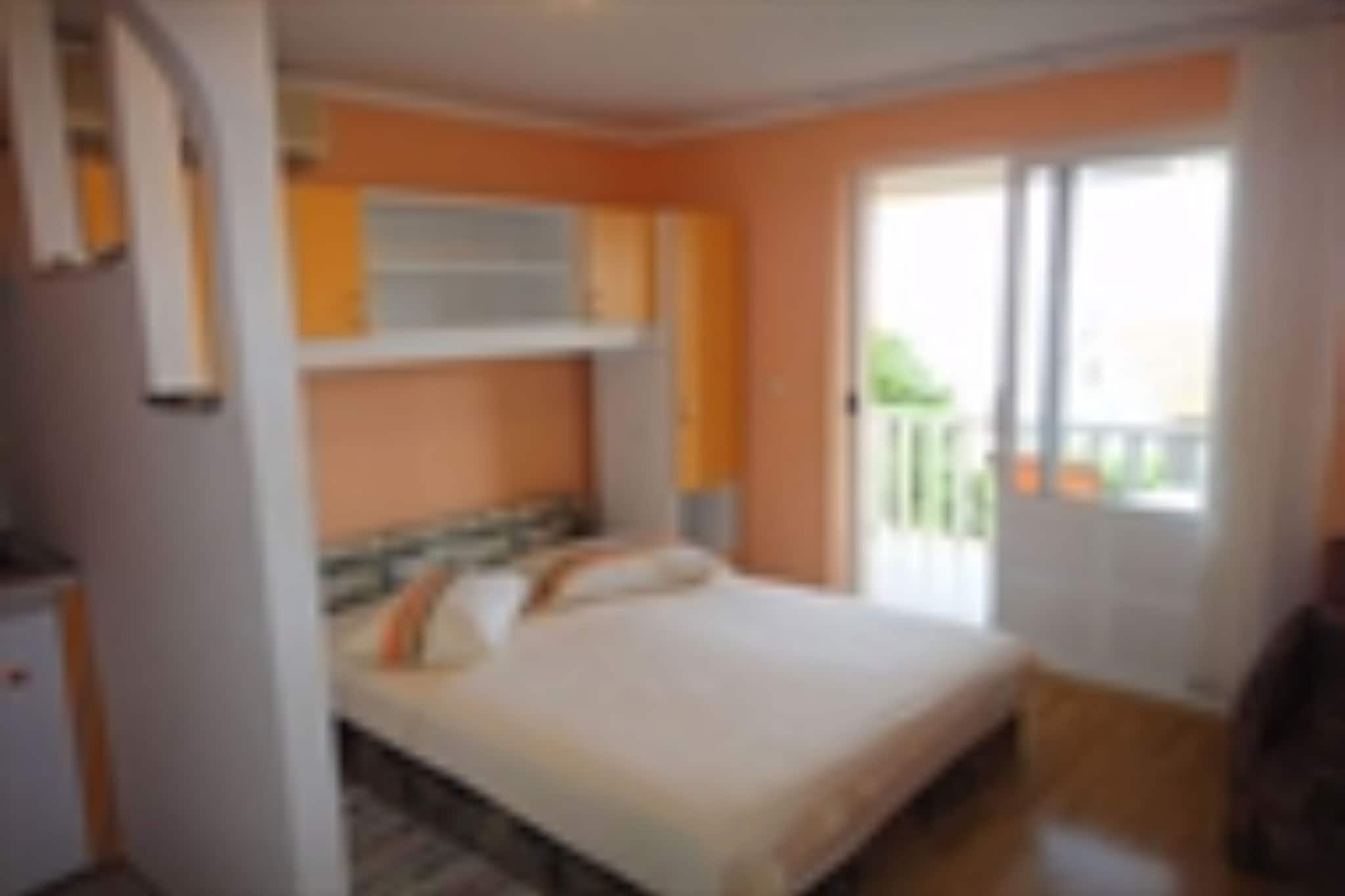 Seafront Apartments Pretner - Superior Studio Apartment with Balcony and Sea View-Schlafzimmer