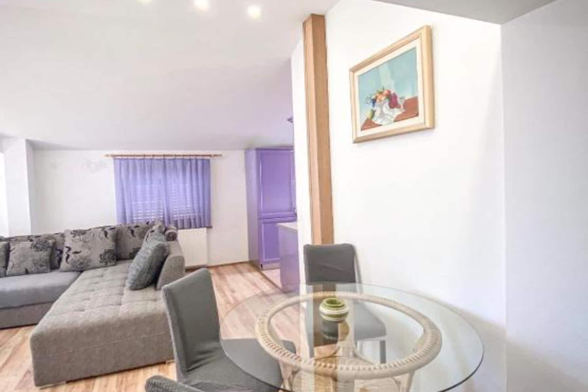 Peaceful Apartments With Style  - Two Bedroom Bedroom Apartment-Buitenlucht