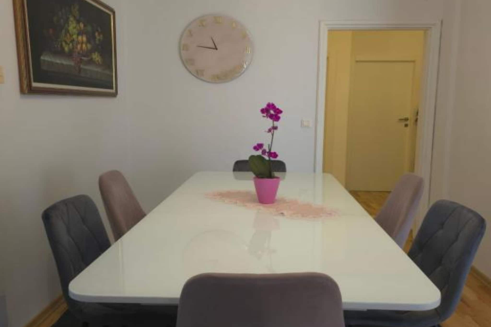 Peaceful Apartments With Style - Classsic Two Bedroom Apartment-Buitenlucht