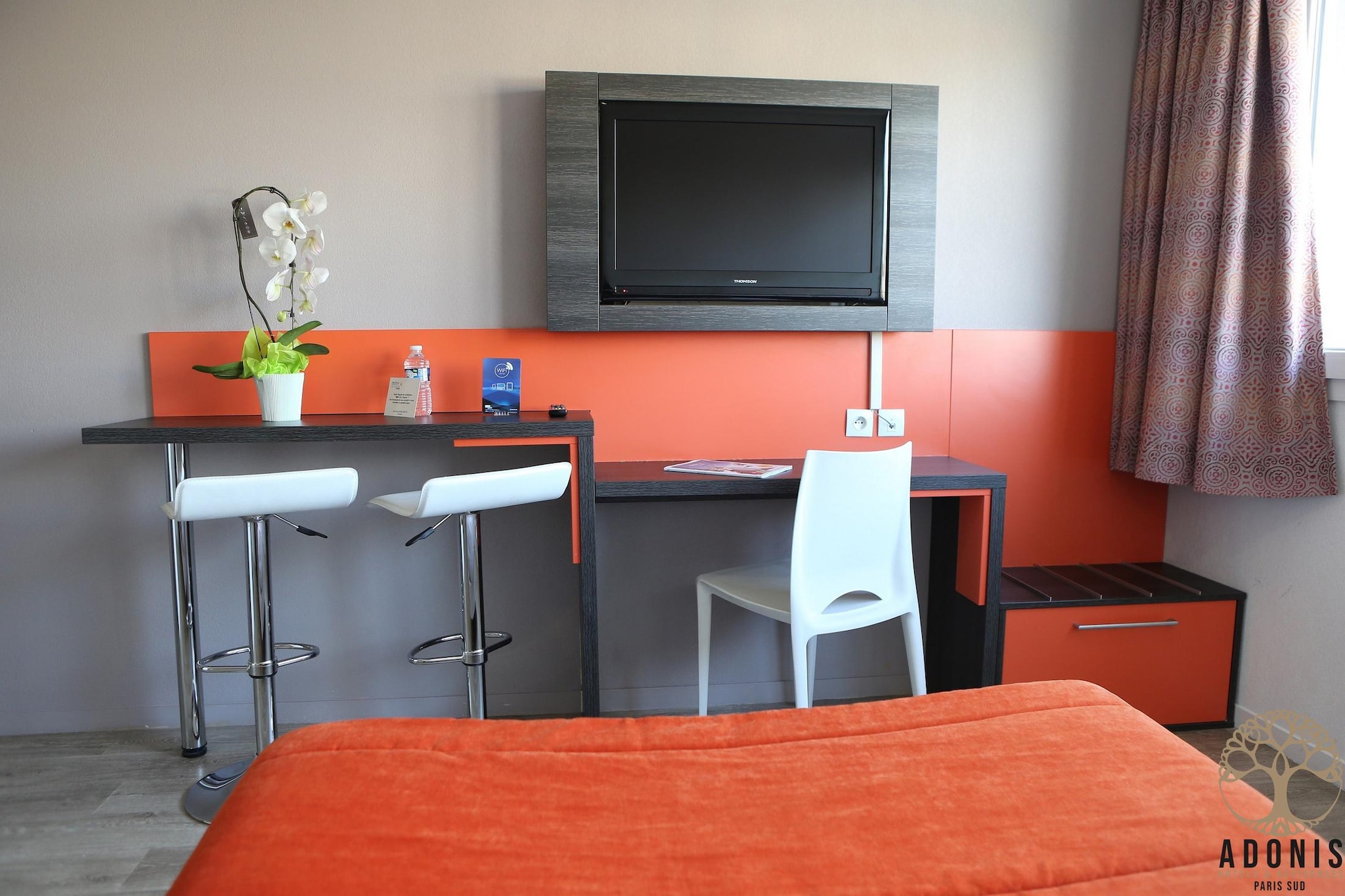 Welcome to your ideal retreat just outside the city lights — a stylish, fully equipped apartment in Chevilly-Larue, only 6 km from Porte d’Italie. Nestled in the Adonis Paris Sud residence, this apartment offers everything you need for a comfortable stay, whether you're traveling for business or leisure.

Set in the Val-de-Marne department, the residence is exceptionally well connected: just a short walk from Villejuif - Louis Aragon station (Metro line 7), providing direct access to central Paris. Explore the timeless charm of the capital, stroll through the royal gardens of Versailles, or immerse yourself in the medieval atmosphere of Vincennes. Orly Airport is just 6 km away, making arrivals and departures effortless.

Inside, your apartment combines practicality with modern comfort. Enjoy a restful night in the double bed, relax with your favorite shows on the flat-screen TV, and prepare meals in the well-equipped kitchenette featuring a hob, microwave, fridge-freezer, and all necessary dishes and cutlery. A sleek bathroom with shower and toilet, along with convenient storage space, makes your stay even more comfortable. The residence also features an elevator, high-speed internet access, and secure paid parking. After a day of sightseeing, unwind in your peaceful retreat away from the bustle of the city.

Whether you're here for a short escape or an extended stay, this apartment is the perfect base for discovering Paris and its picturesque surroundings.
