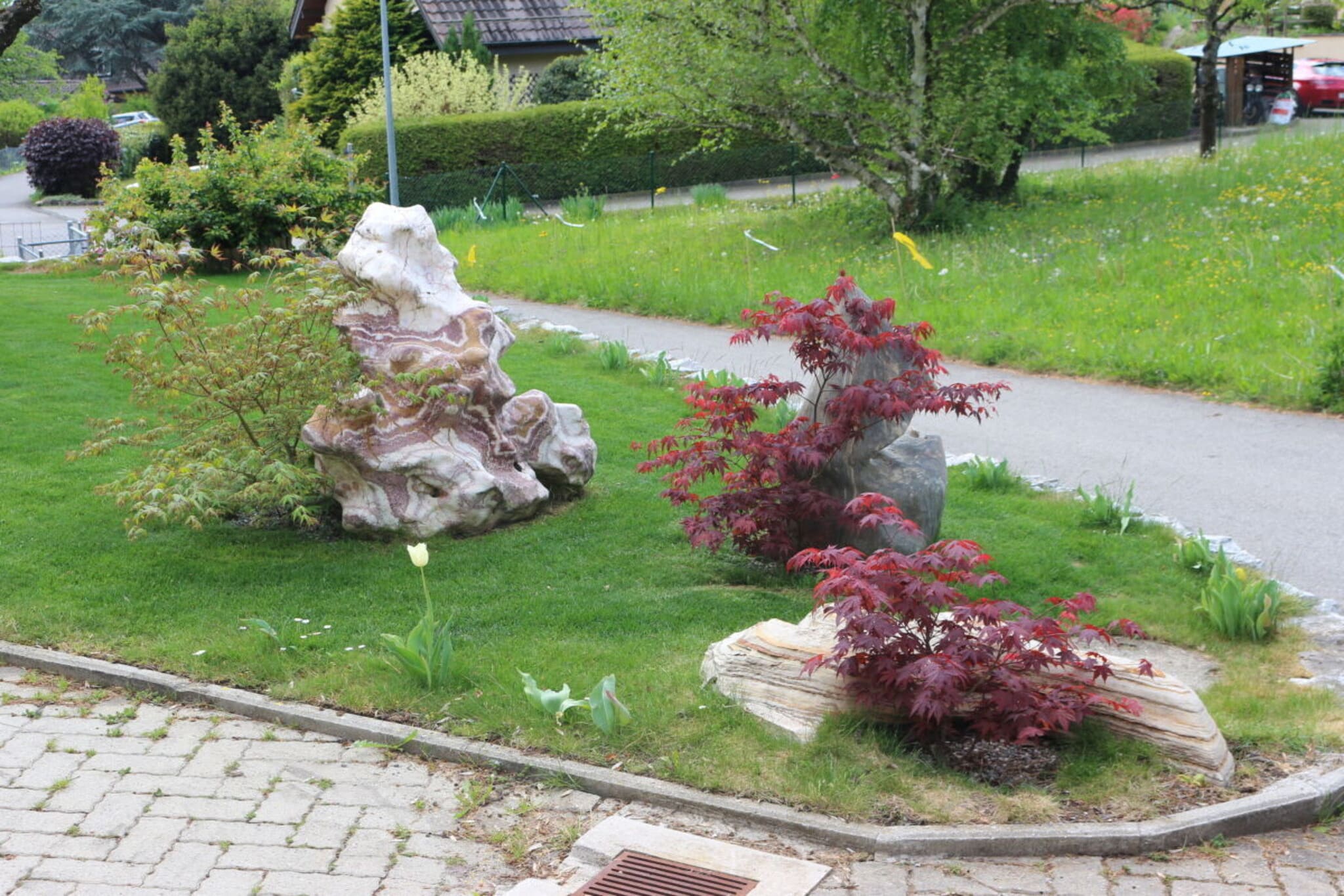Villa in the lower part of Blonay, surrounded by greenery, at the end of a cul-de-sac. Absolutely quiet location with views of the lake and mountains.
Parking is available directly in front of the house. A garden fireplace (BBQ) is installed on the large terrace.
This apartment has a completely separate, direct entrance!
In addition to the regular bed linens, the mattress protectors are also changed with each change.
Newly renovated in 2012 with a modern kitchen (dishwasher, induction stove, microwave, oven) and bathroom (with a combined bathtub, shower, and bath - Artweger - suitable for easy access).
Why do we have so few reviews?
Our regular guests have been coming back for years, some even more than once a year.
That's the best reference!
We speak German, English, French, and Portuguese.
More detailed information on our website.
Updated with the latest development:
Plug-in hybrid vehicles can be charged overnight for a flat rate of CHF 5.00 per charge.
For fully electric vehicles (e.g., Tesla), we can provide a 16 amp overnight connection. A flat rate per charge is CHF 20.00.
Adapters must be brought by guests.