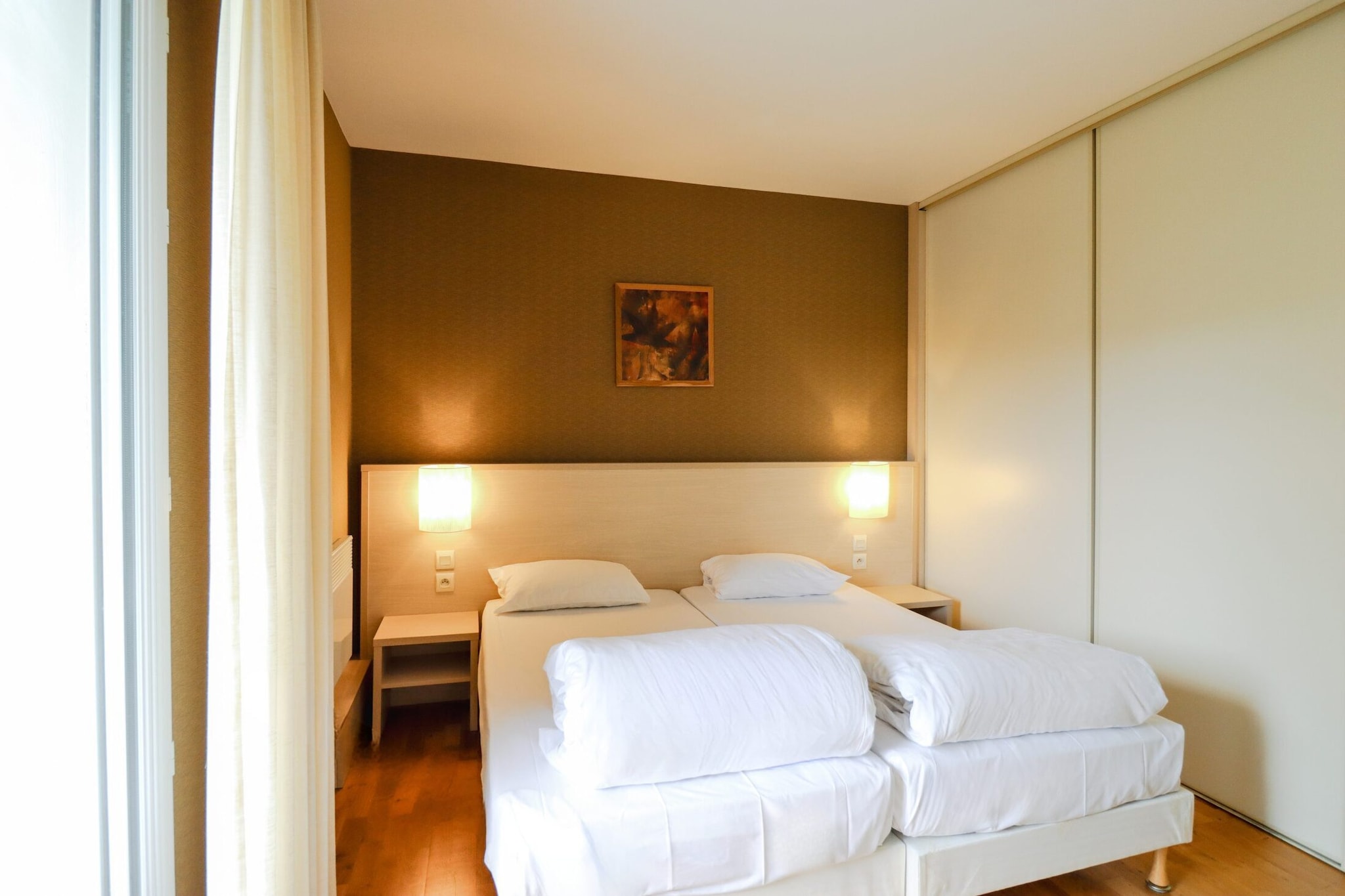 Kitchen(hob(ceramic), oven, dishwasher, dishes and cutlery), Living/bed room(double sofa bed, TV(flatscreen, satellite), seating area), bedroom(single bed, single bed), bathroom(bathtub or shower, toilet), garage, Internet access, solarium, washing machine, air conditioning, private outdoor pool