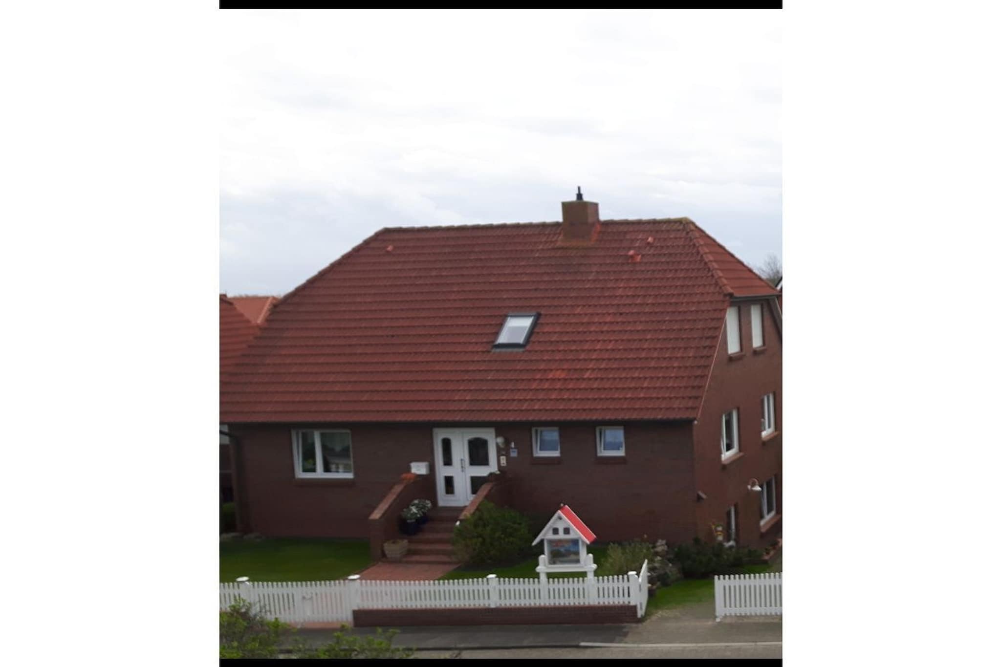 The holiday apartment consists of a kitchen with a dishwasher, oven, microwave, etc., a living room, a bathroom, and two bedrooms, each sleeping two people. Our apartment is non-smoking and pet-free.
A cot and highchair are also available.