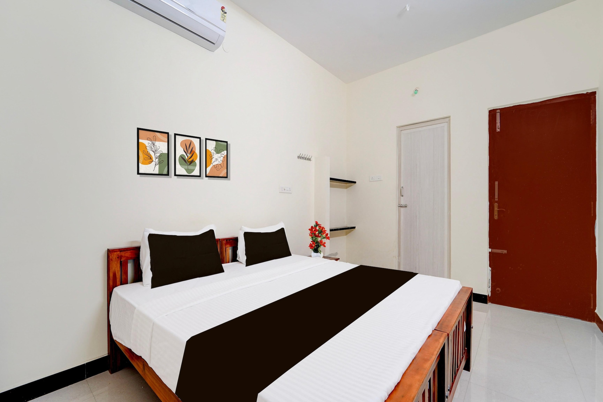 Comfortable Accommodations: Super Collection O Ganapathy Near KK Nagar in Coimbatore offers family rooms with air-conditioning, private bathrooms, work desks, and seating areas. Each room includes free toiletries, a bath or shower, TV, and tiled floors.

Essential Facilities: Guests enjoy free WiFi throughout the property, a lift, 24-hour front desk, housekeeping service, room service, and luggage storage. Additional amenities include a work desk, seating area, and wardrobe.

Convenient Location: Located 9 km from Coimbatore International Airport, the hotel is 5 km from Codissia Trade Fair Complex, 7 km from Coimbatore Junction, and 13 km from Podanur Junction.

Unmarried couples are warmly welcome at this property.
Guests with local ID proof are warmly welcome.
Early Check-In Policy: A full day’s room rate will be charged for check-ins before 6:00 AM. Complimentary early check-in is available between 6:00 AM and 10:00 AM, subject to room availability.
Check-in is only available to guests aged 18 and above. Please provide a government-issued ID to confirm your age.