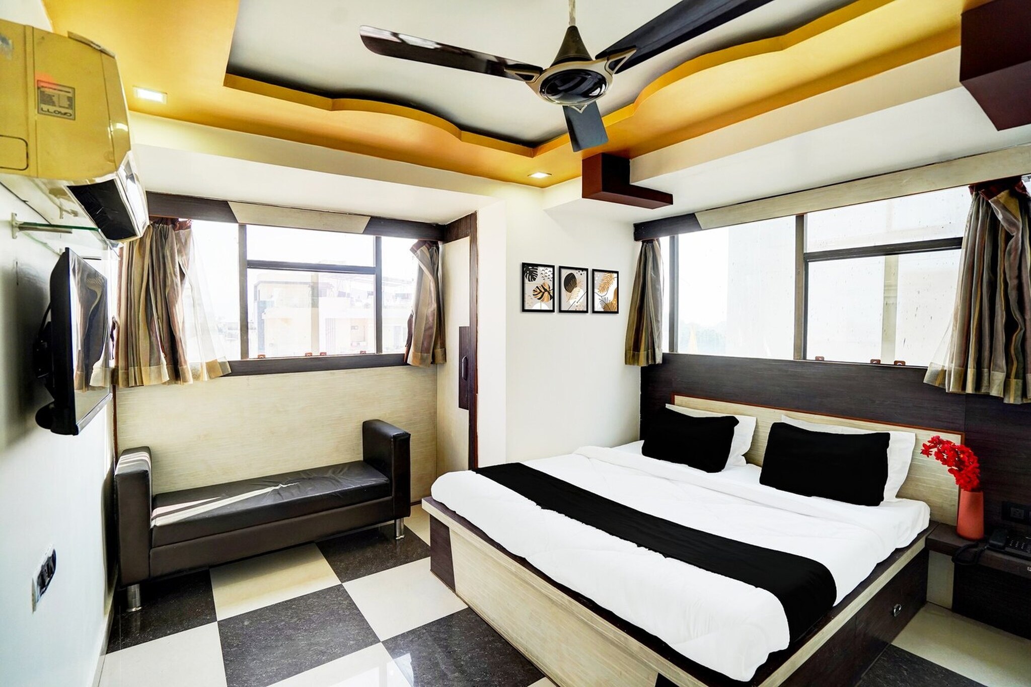 Ground floor: (bedroom(double bed, seating area, lift, Towels incl., telephone), bathroom(bathtub or shower, shower, washbasin, toilet, shampoo, body soap, hot water))