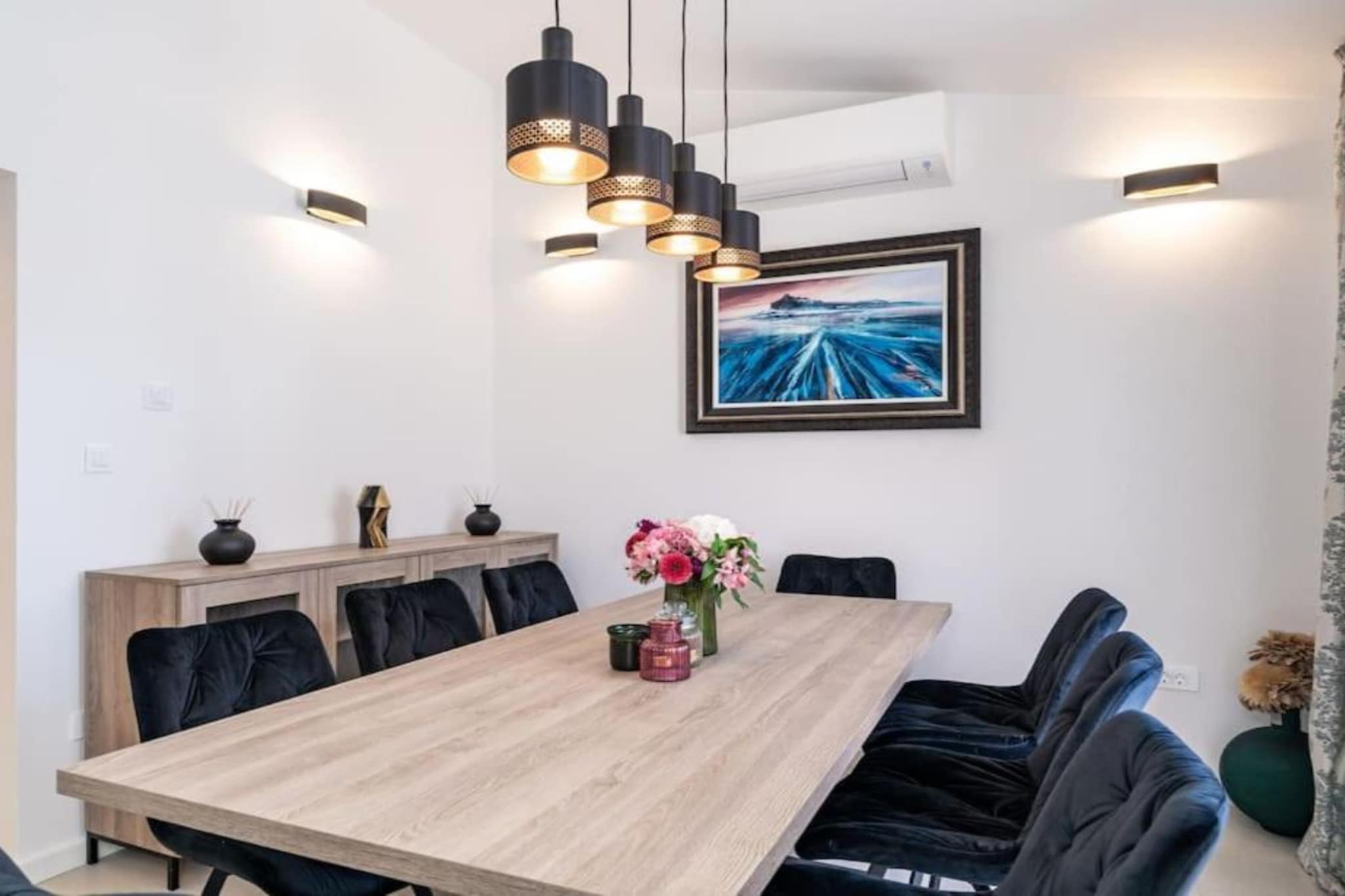 Friends & Family Home - Four Bedrooms Apartment-Esszimmer
