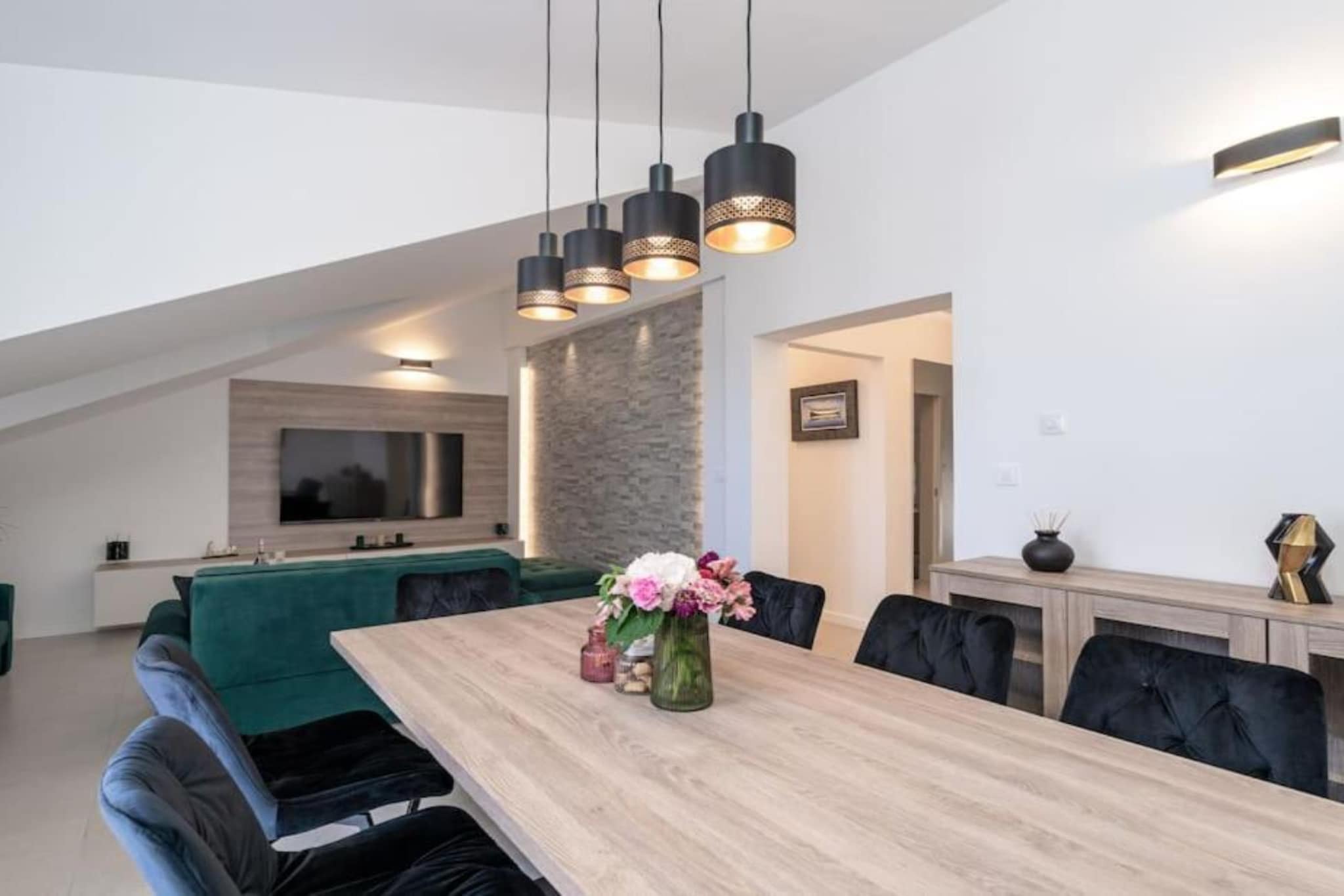 Friends & Family Home - Four Bedrooms Apartment-Esszimmer