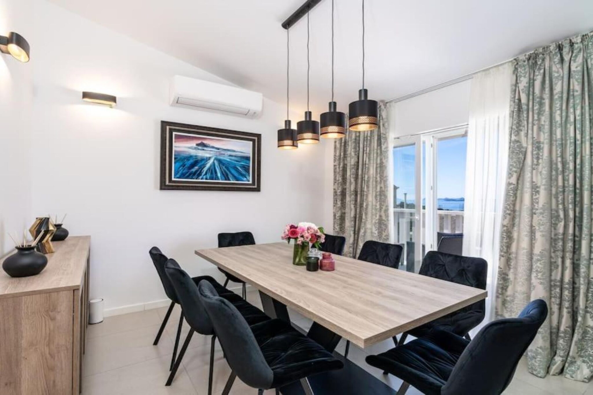 Friends & Family Home - Four Bedrooms Apartment-Esszimmer