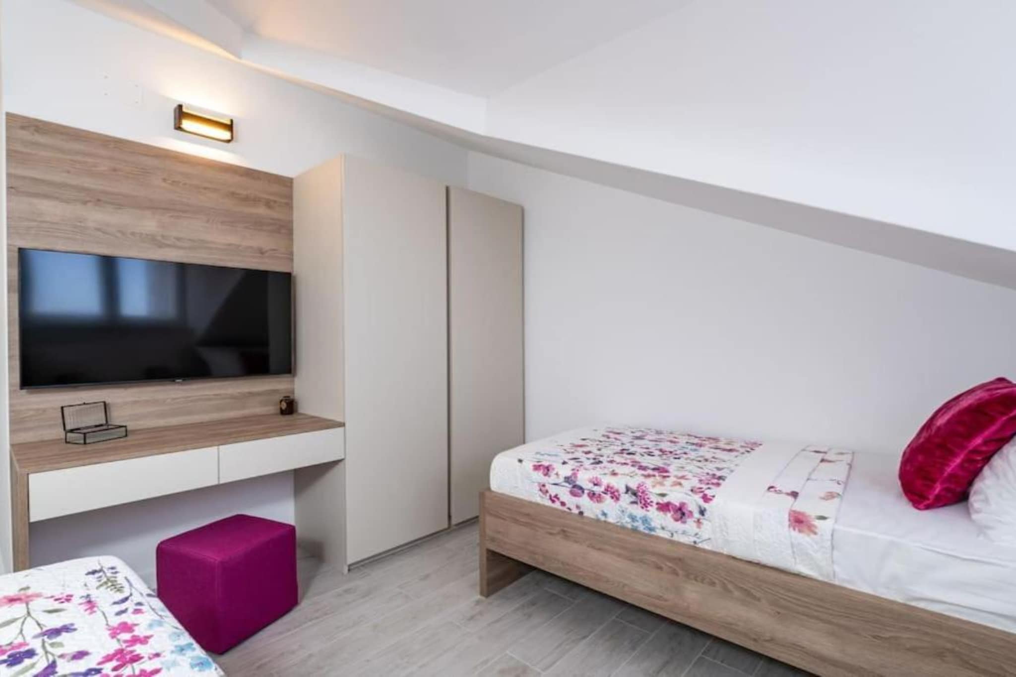 Friends & Family Home - Four Bedrooms Apartment-Schlafzimmer