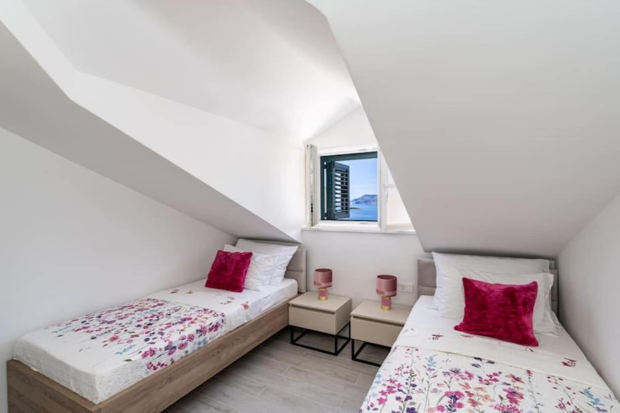 Friends & Family Home - Four Bedrooms Apartment-Schlafzimmer
