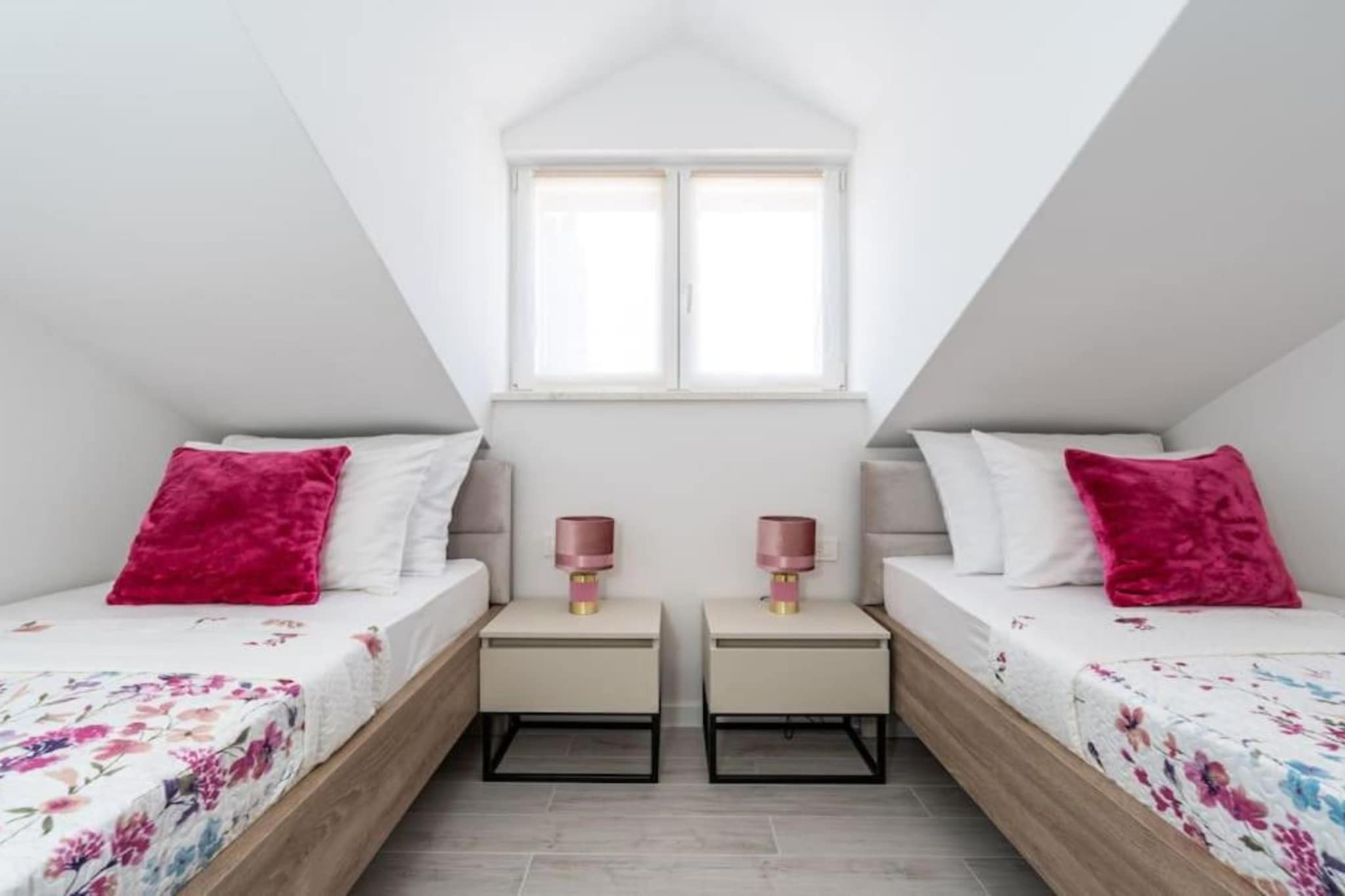 Friends & Family Home - Four Bedrooms Apartment-Schlafzimmer