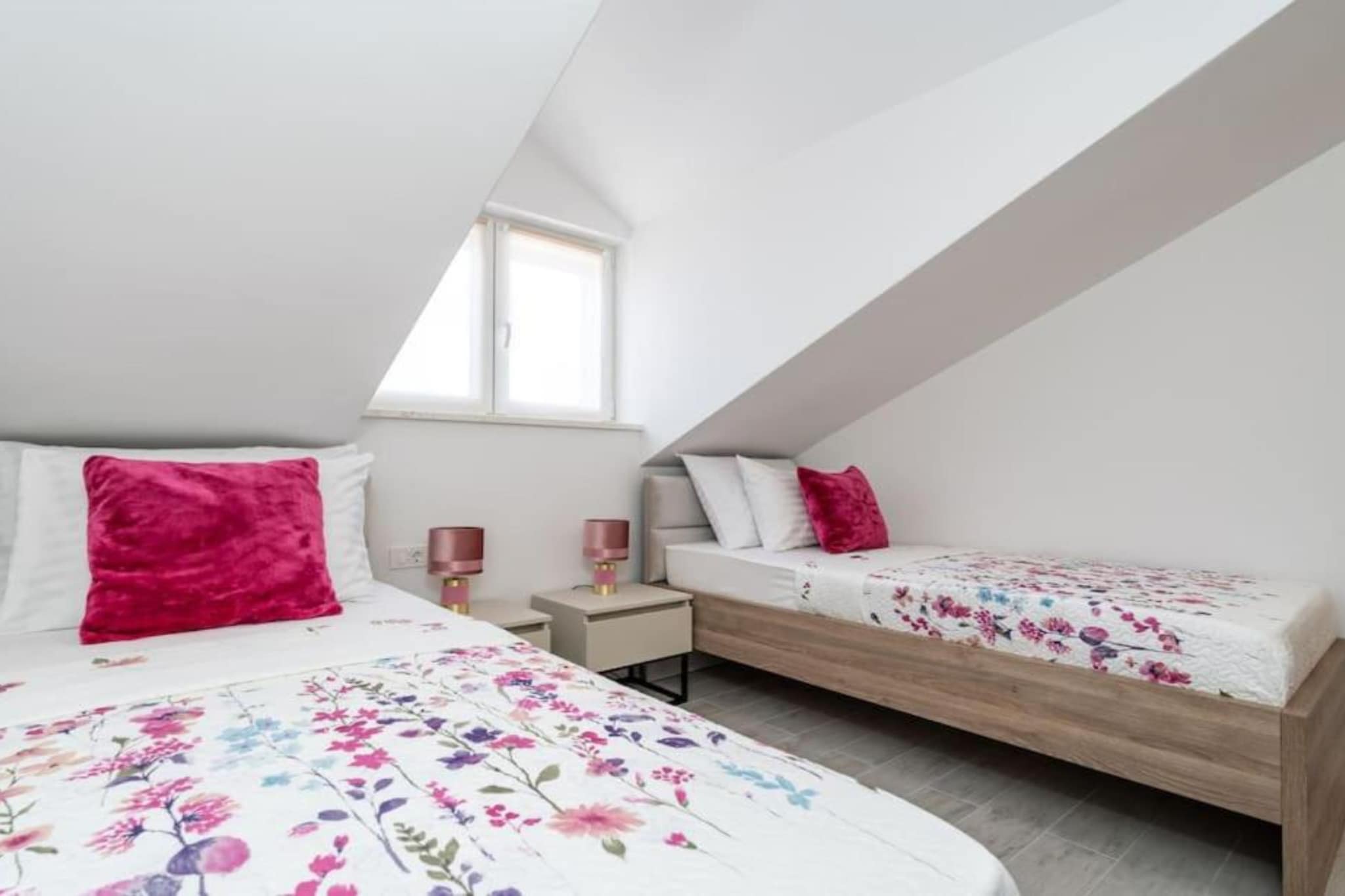 Friends & Family Home - Four Bedrooms Apartment-Schlafzimmer