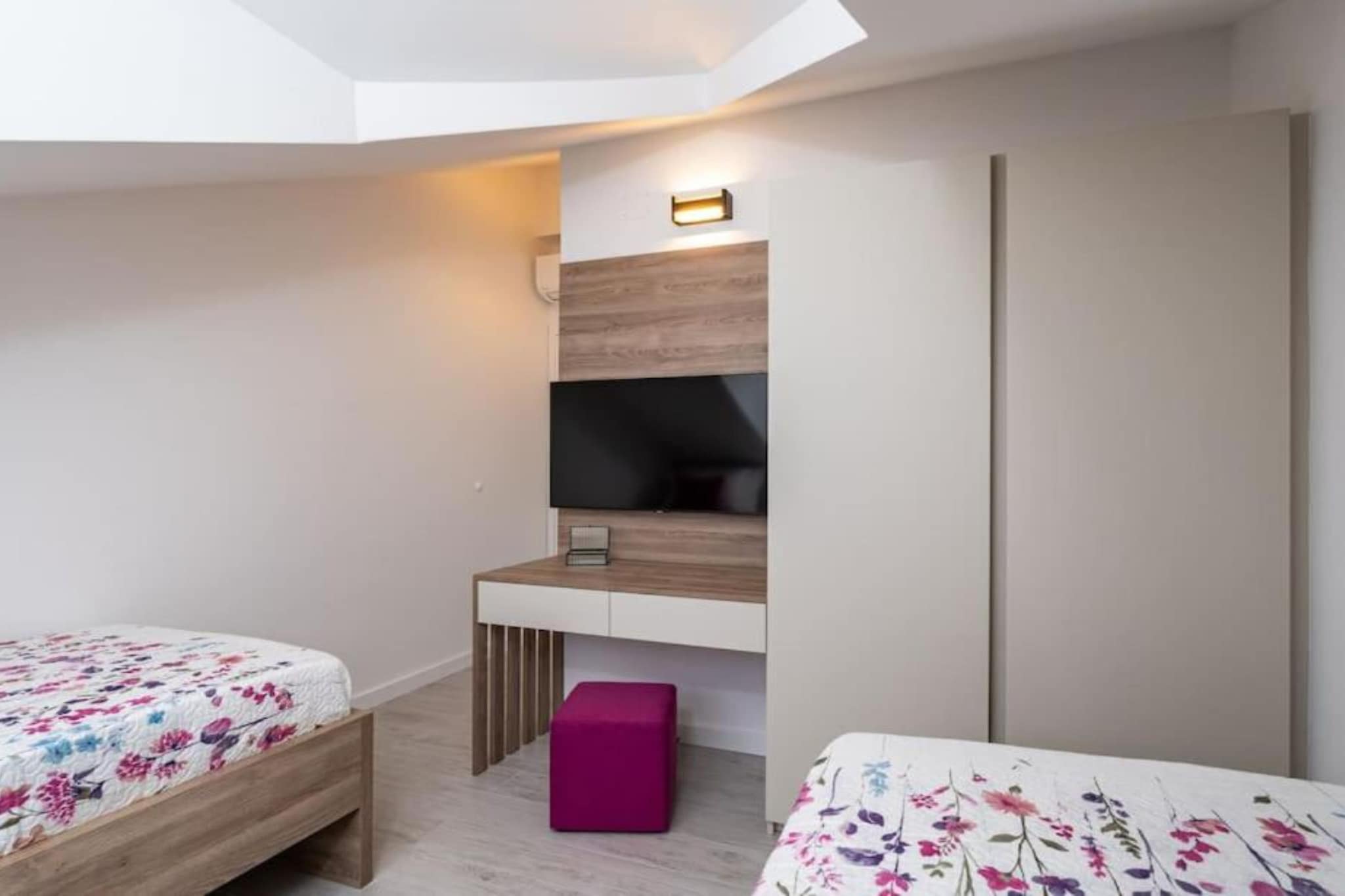 Friends & Family Home - Four Bedrooms Apartment-Schlafzimmer