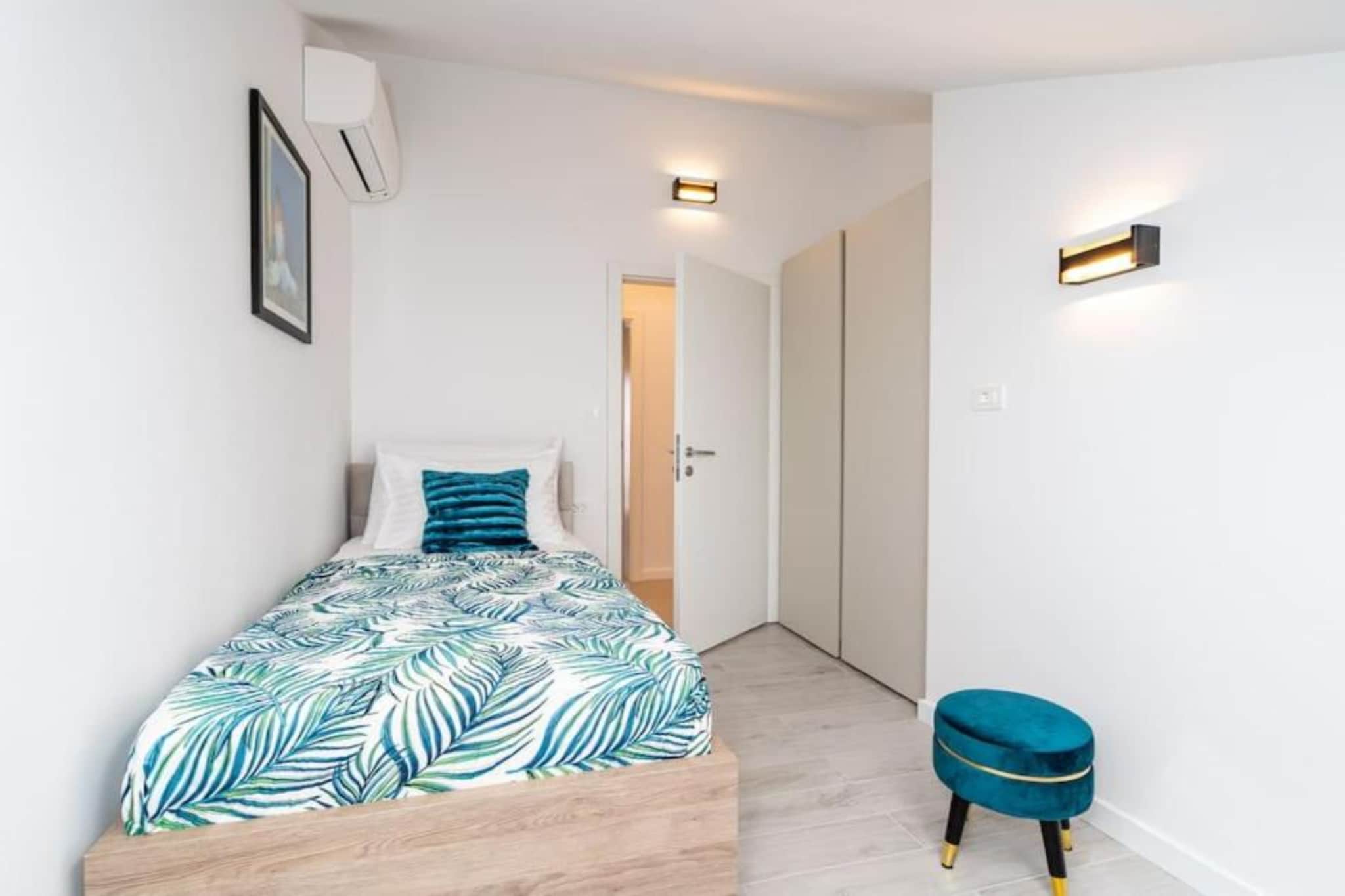 Friends & Family Home - Four Bedrooms Apartment-Schlafzimmer