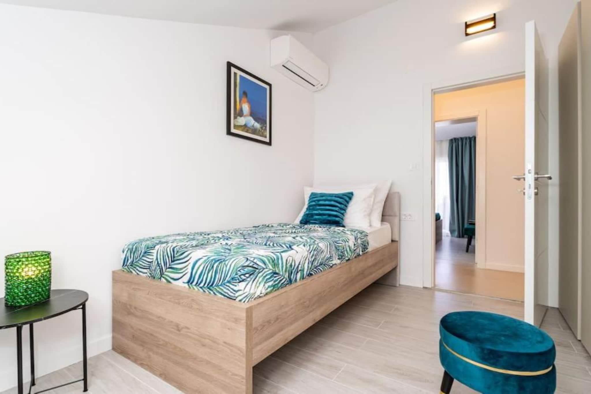 Friends & Family Home - Four Bedrooms Apartment-Schlafzimmer