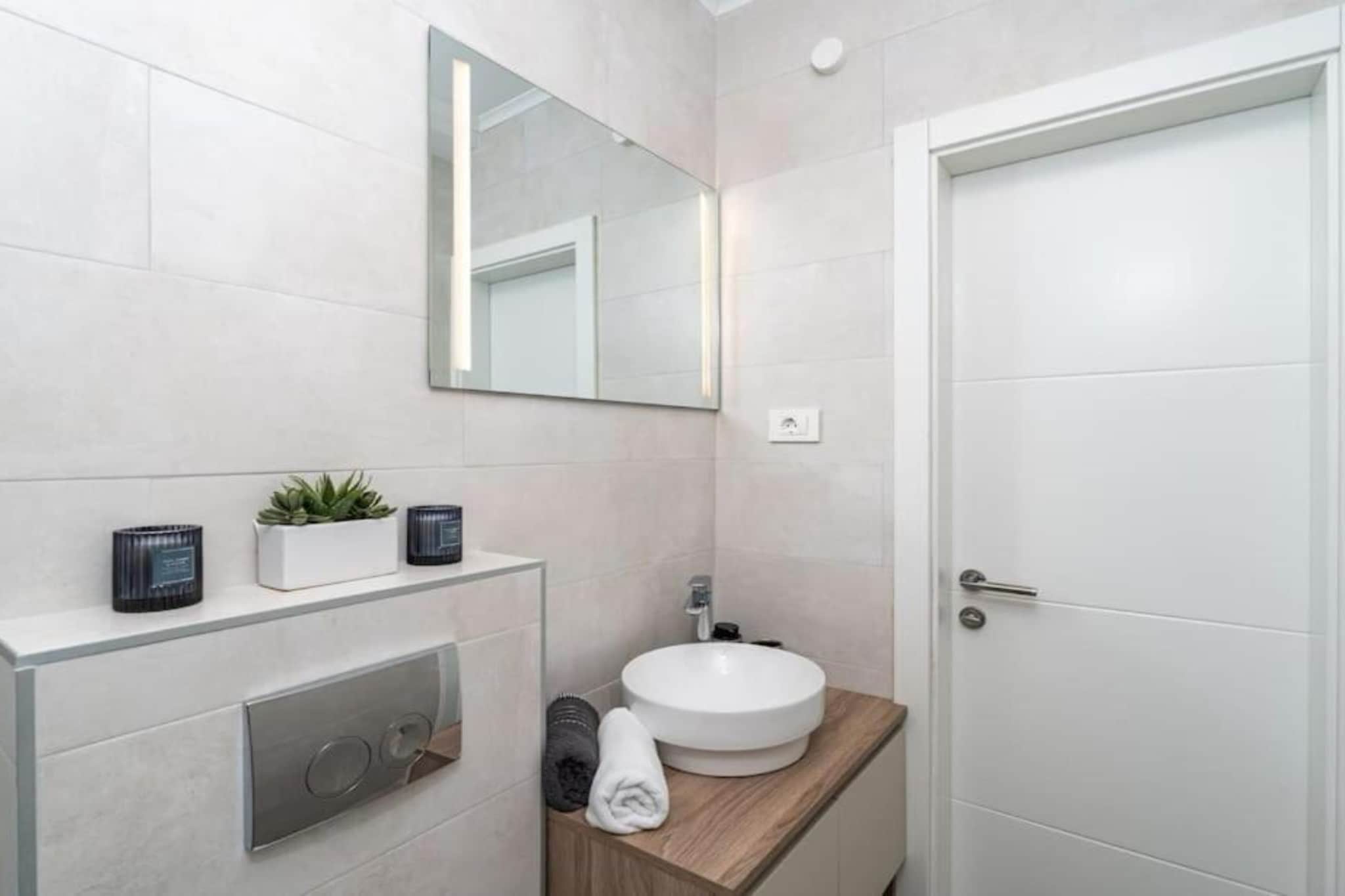 Friends & Family Home - Four Bedrooms Apartment-Badezimmer