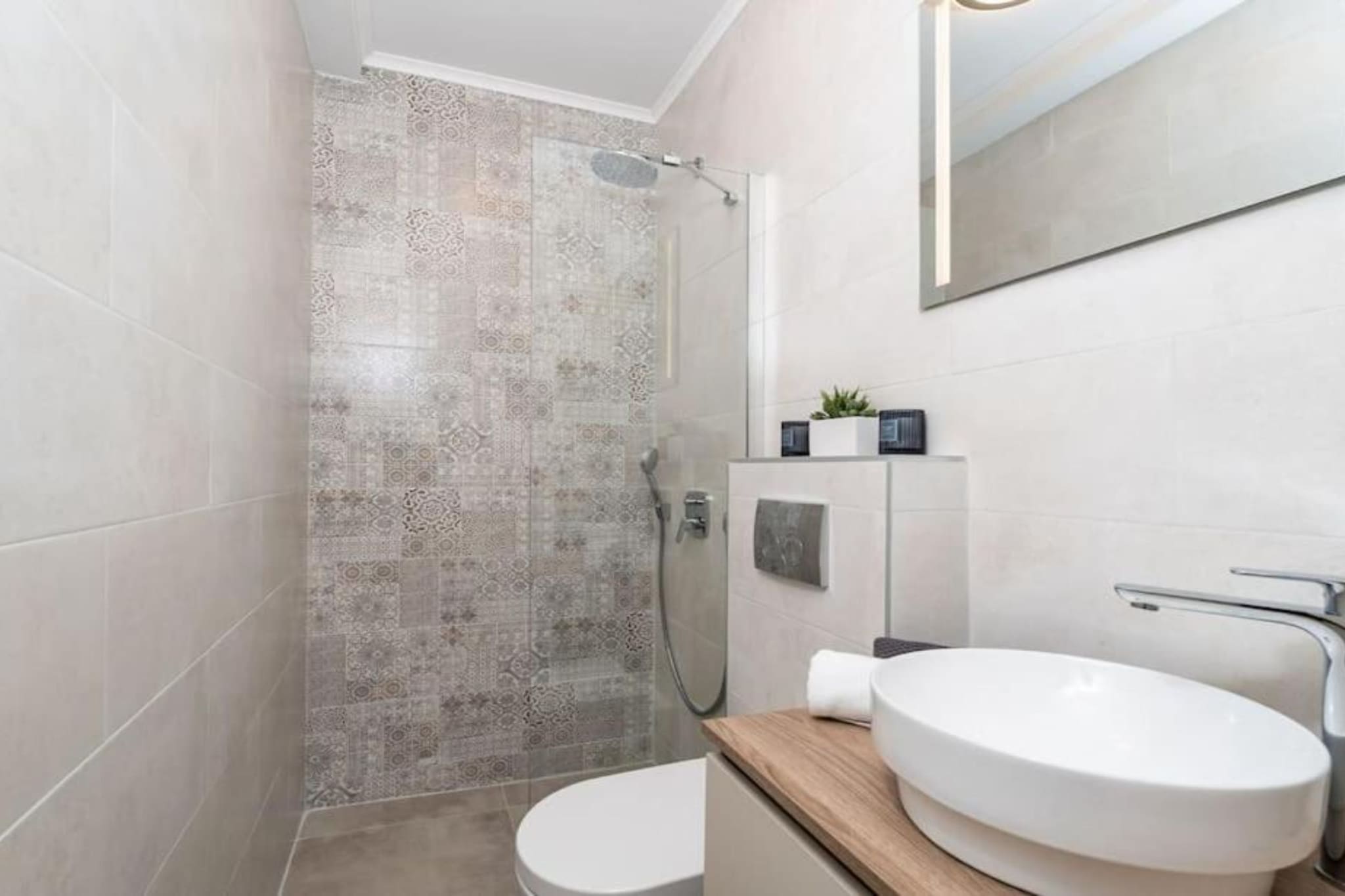 Friends & Family Home - Four Bedrooms Apartment-Badezimmer
