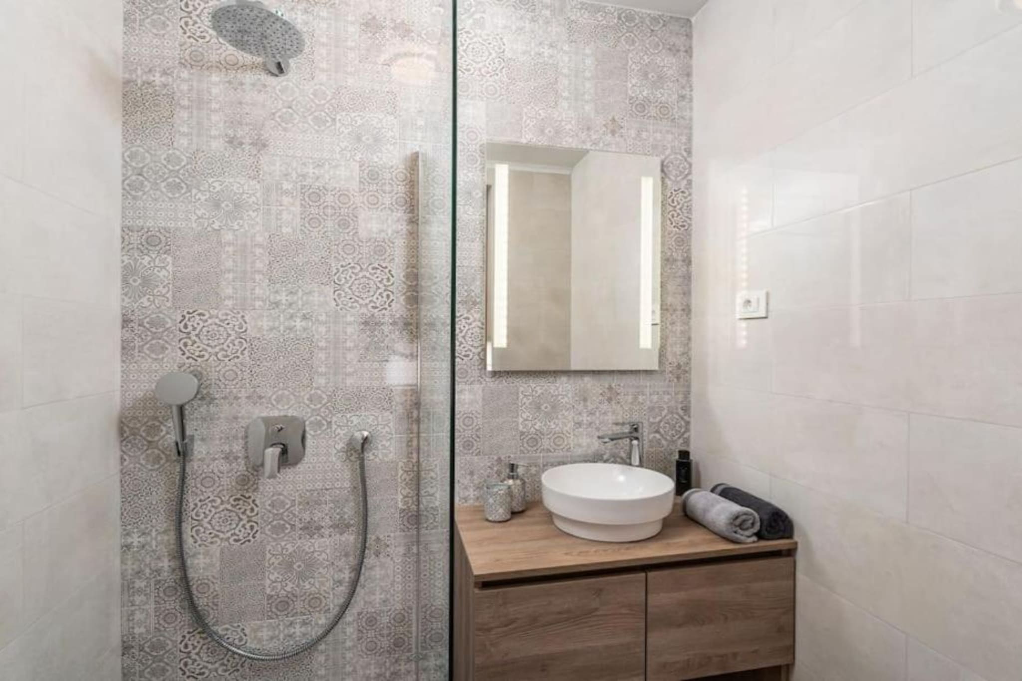 Friends & Family Home - Four Bedrooms Apartment-Badezimmer