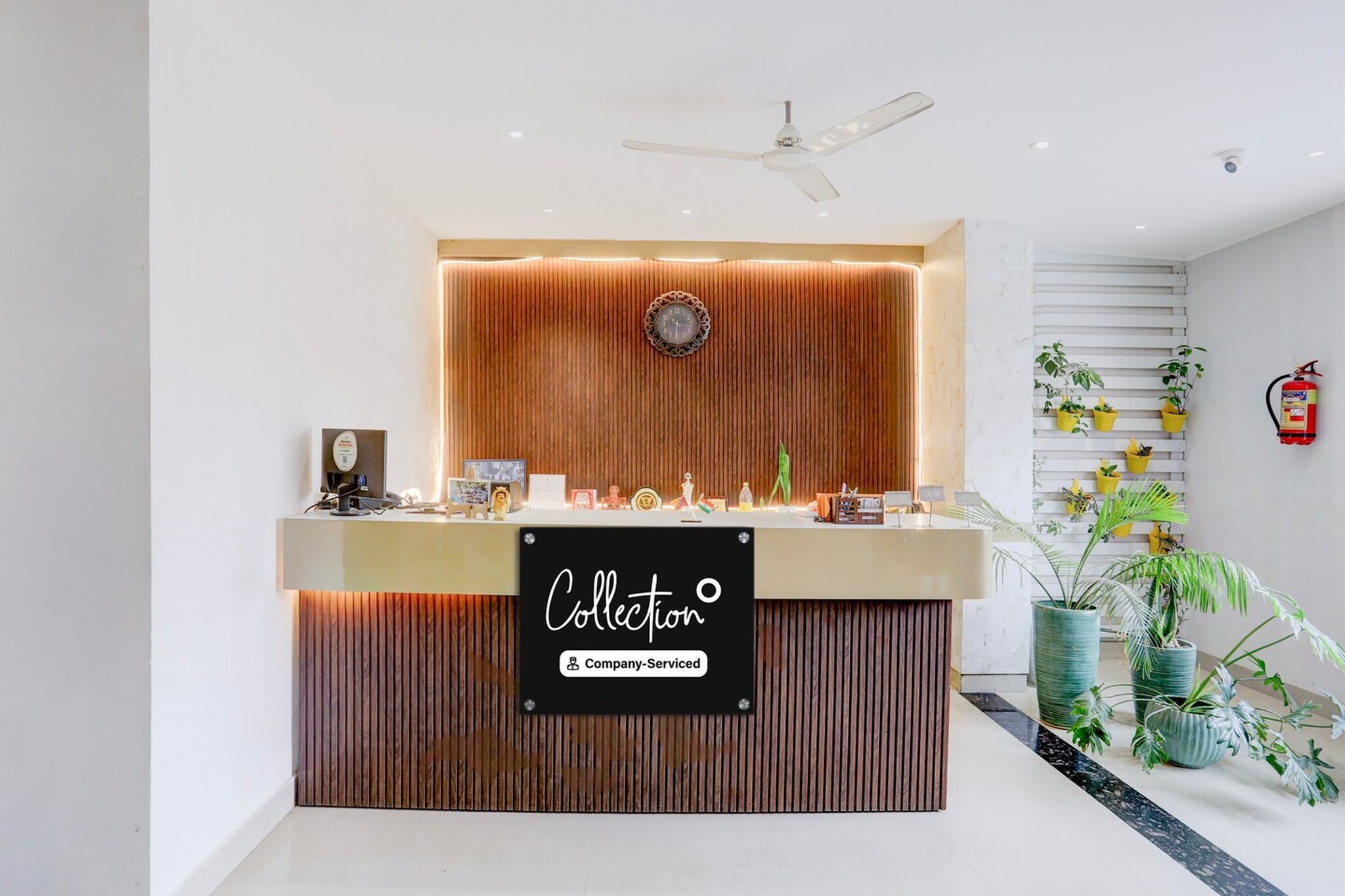 Ground floor: (bedroom(double bed, TV, seating area, air conditioning, lift, Towels incl., telephone), bathroom(bathtub or shower, shower, washbasin, toilet, shampoo, body soap, hot water))